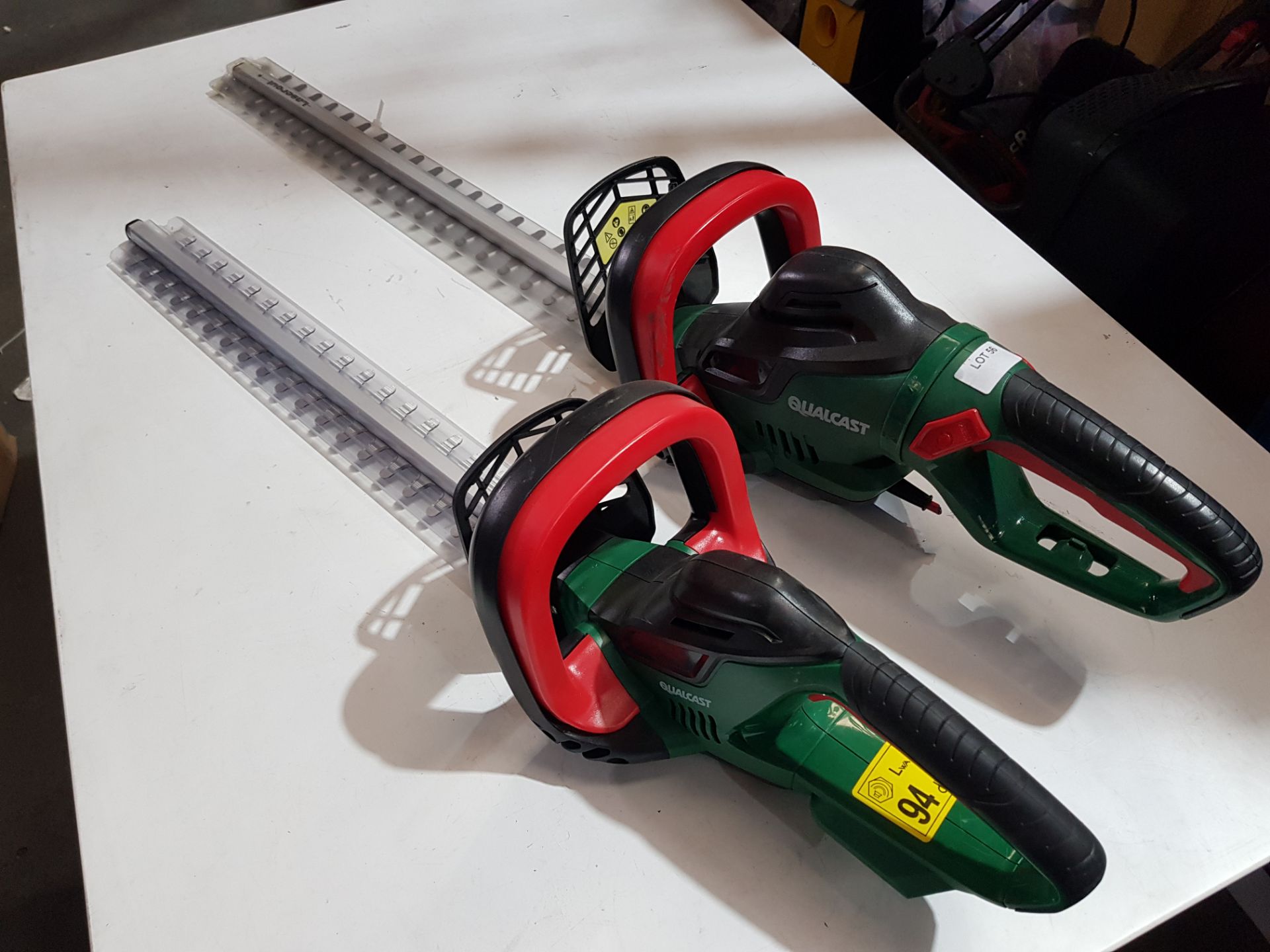 (R8D) 2 Items. 1 X Qualcast 55cm 600W Electric Pivot Hedge Trimmer HTEG55A-610 (Ex Display, Power C - Image 3 of 3