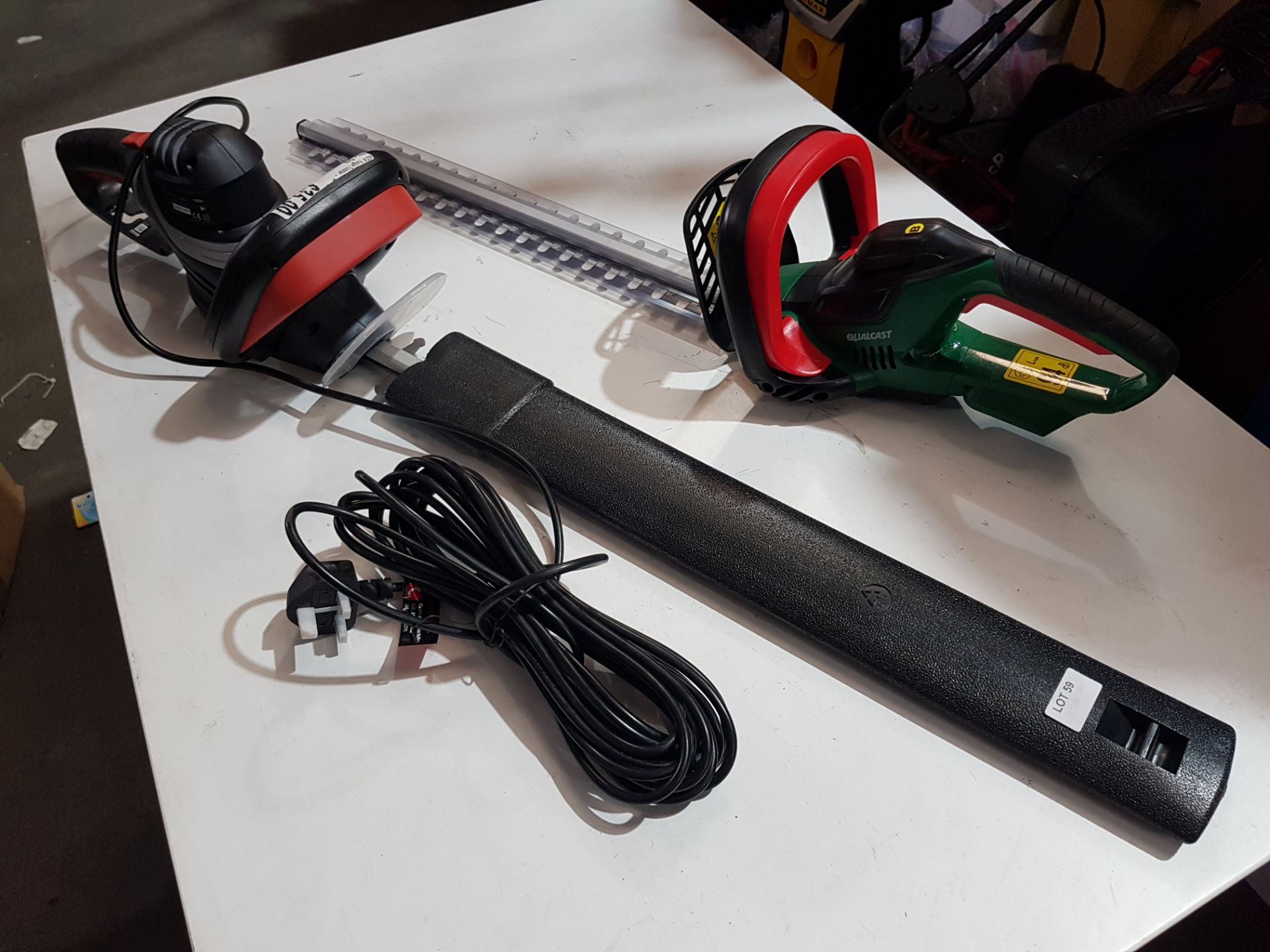 (R8D) 2 Items. 1 X Qualcast Cordless Hedge Trimmer M0E-20ET-510 18V & 1 X Ozito Hedge Trimmer 600W - Image 3 of 3