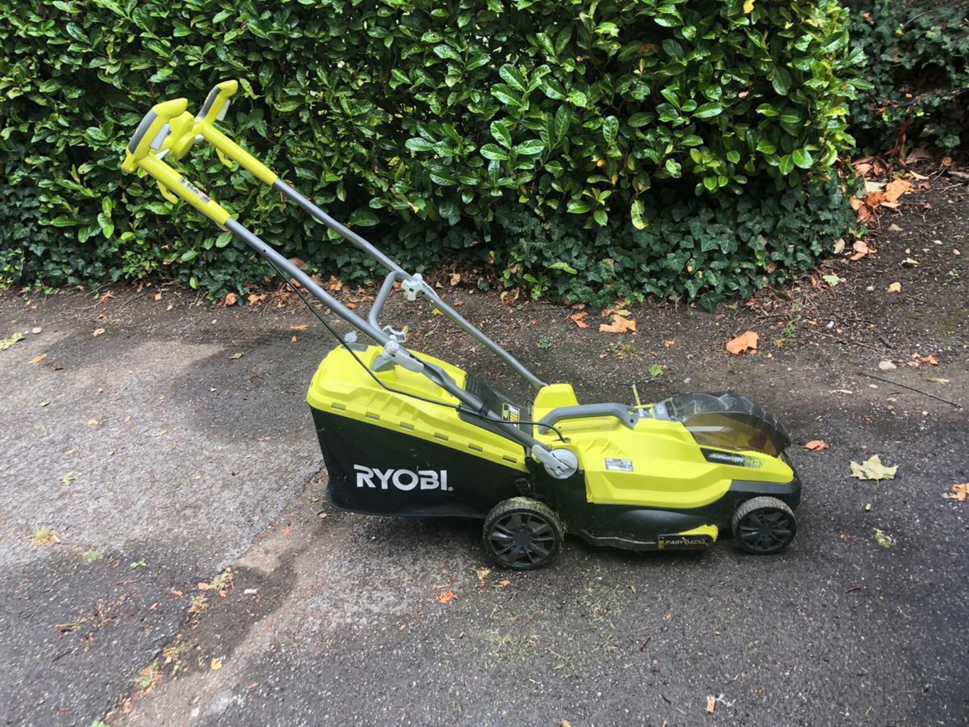 (R9B) 1 X Ryobi One+ 18V Cordless Lawn Mower RLM18X36250. Incomplete. Missing Battery & Grass Box.