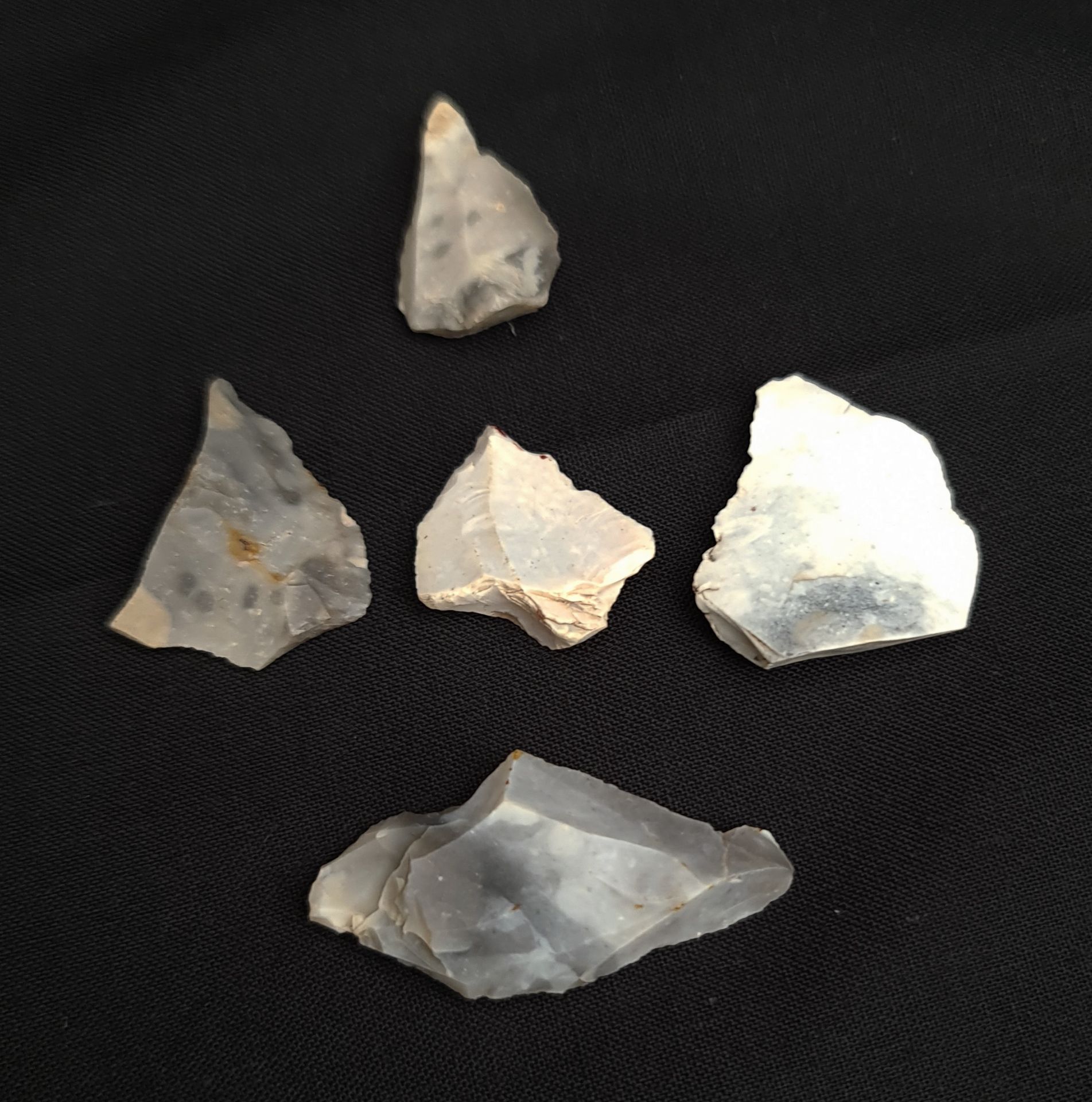 Antique Late Palaeolithic Flint Weapons 5 Arrow Heads etc.     Antique Late Palaeolithic Flint - Image 2 of 2