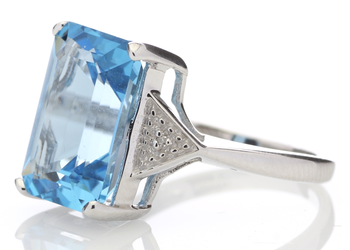 9k White Gold Diamond And Blue Topaz Ring 8.25 Carats - Image 2 of 6