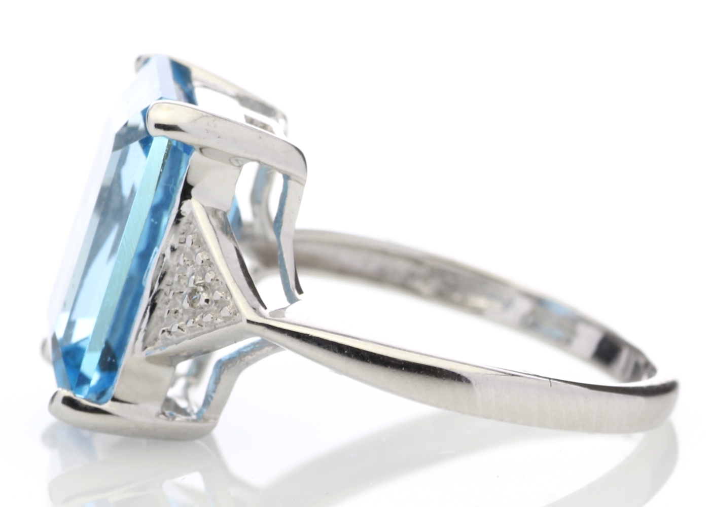 9k White Gold Diamond And Blue Topaz Ring 8.25 Carats - Image 3 of 6