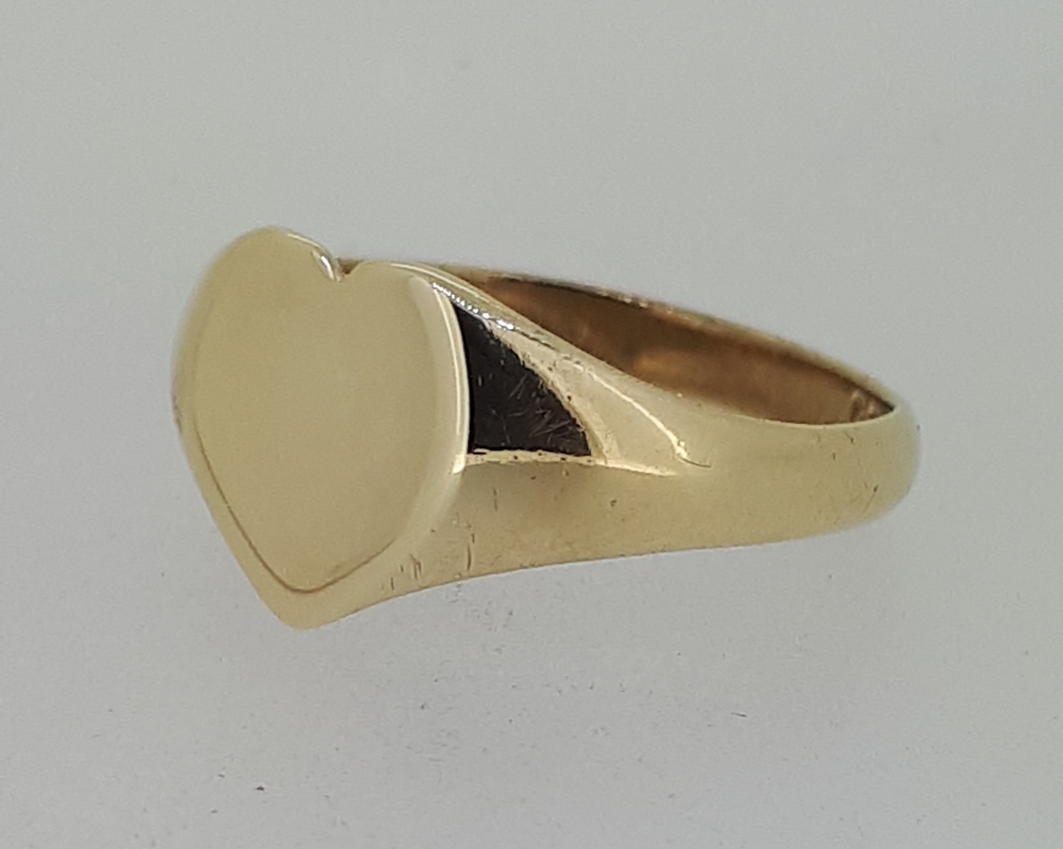 9ct (375) Yellow Gold Heart Signet Ring - Image 3 of 6