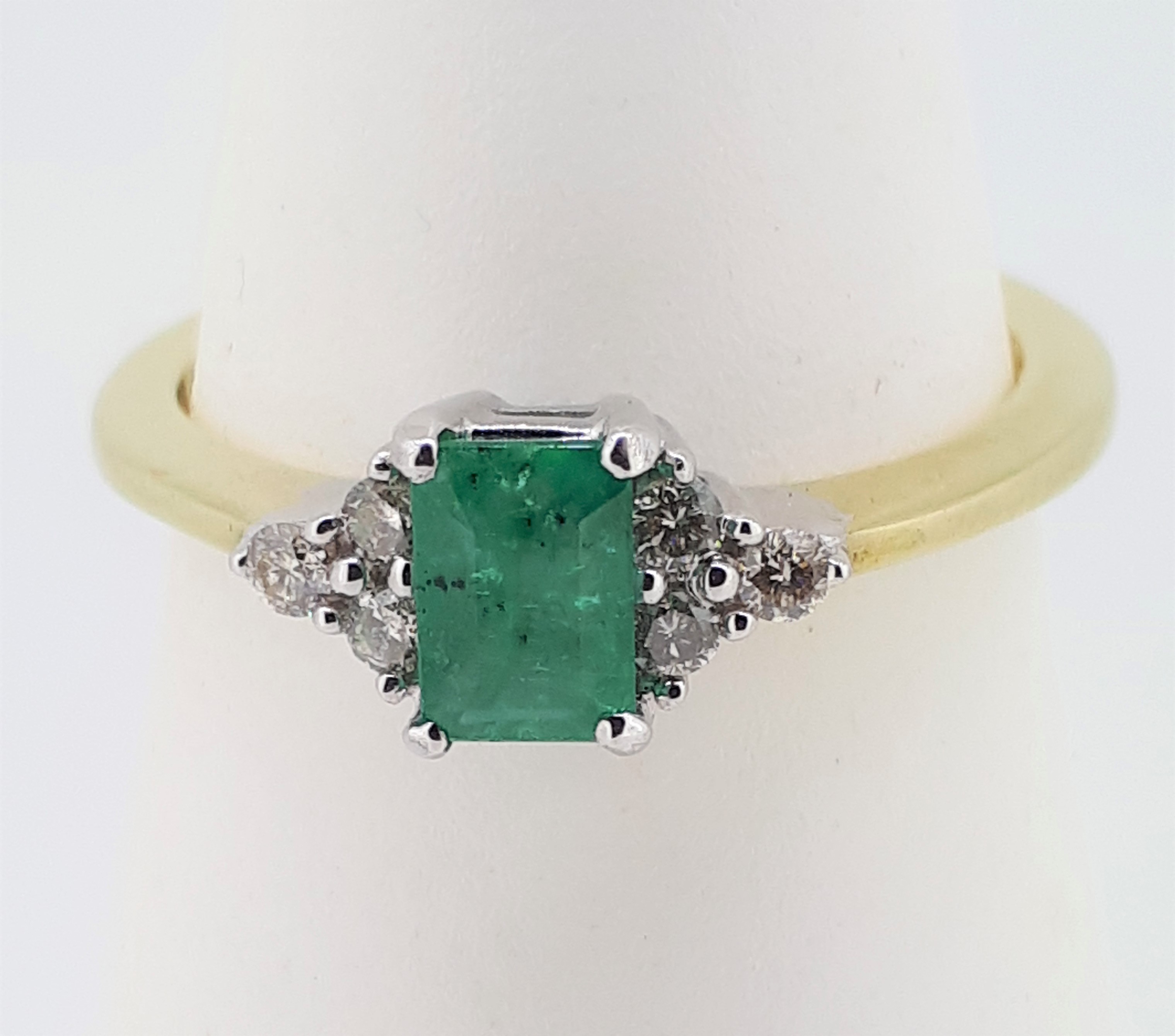 9ct (375) Yellow Gold Emerald Cut Emerald & Diamond Ring - Image 6 of 9