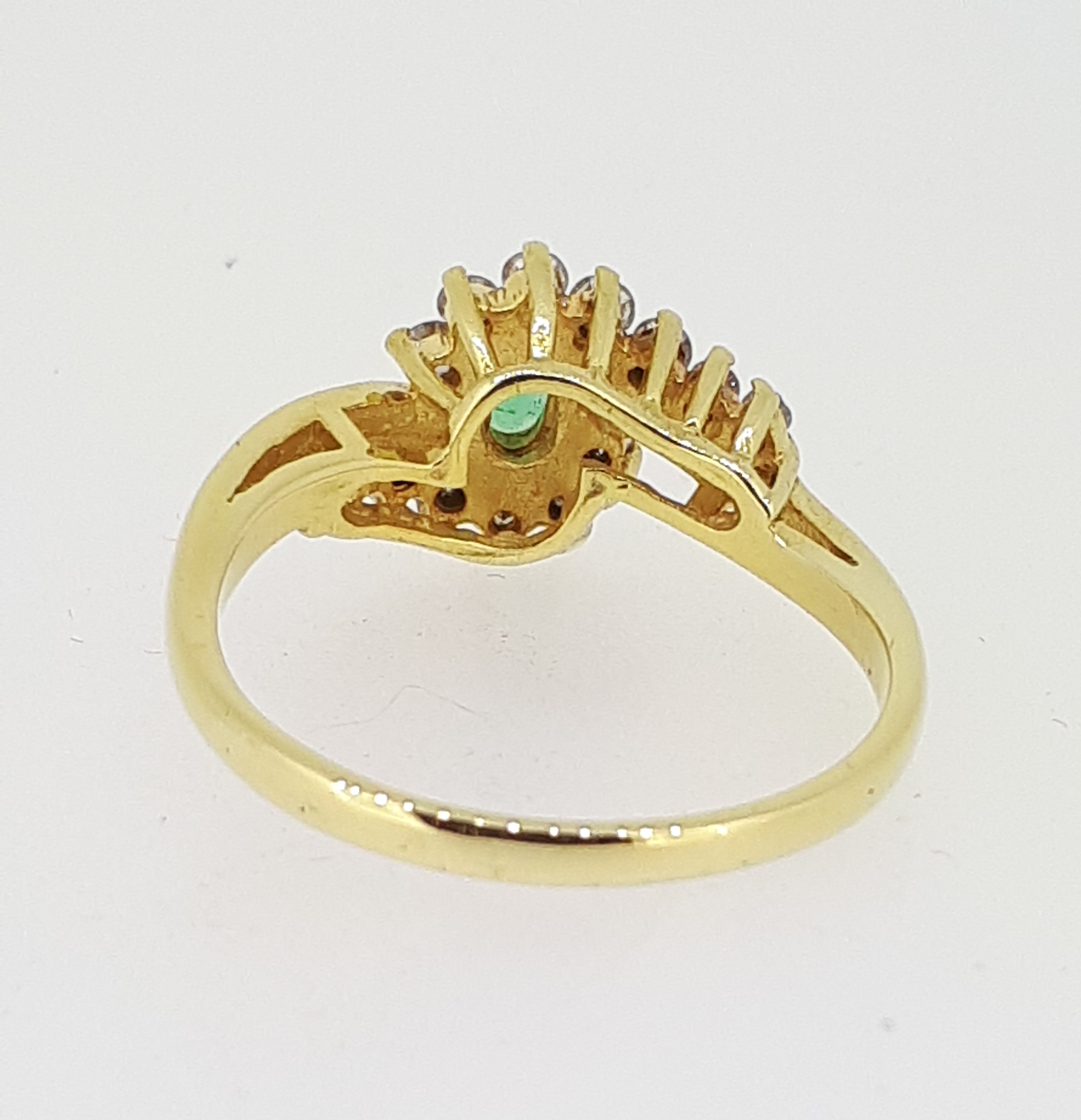 18ct (750) yellow Gold Oval Emerald & Diamond Crossover Cluster Ring - Image 5 of 7