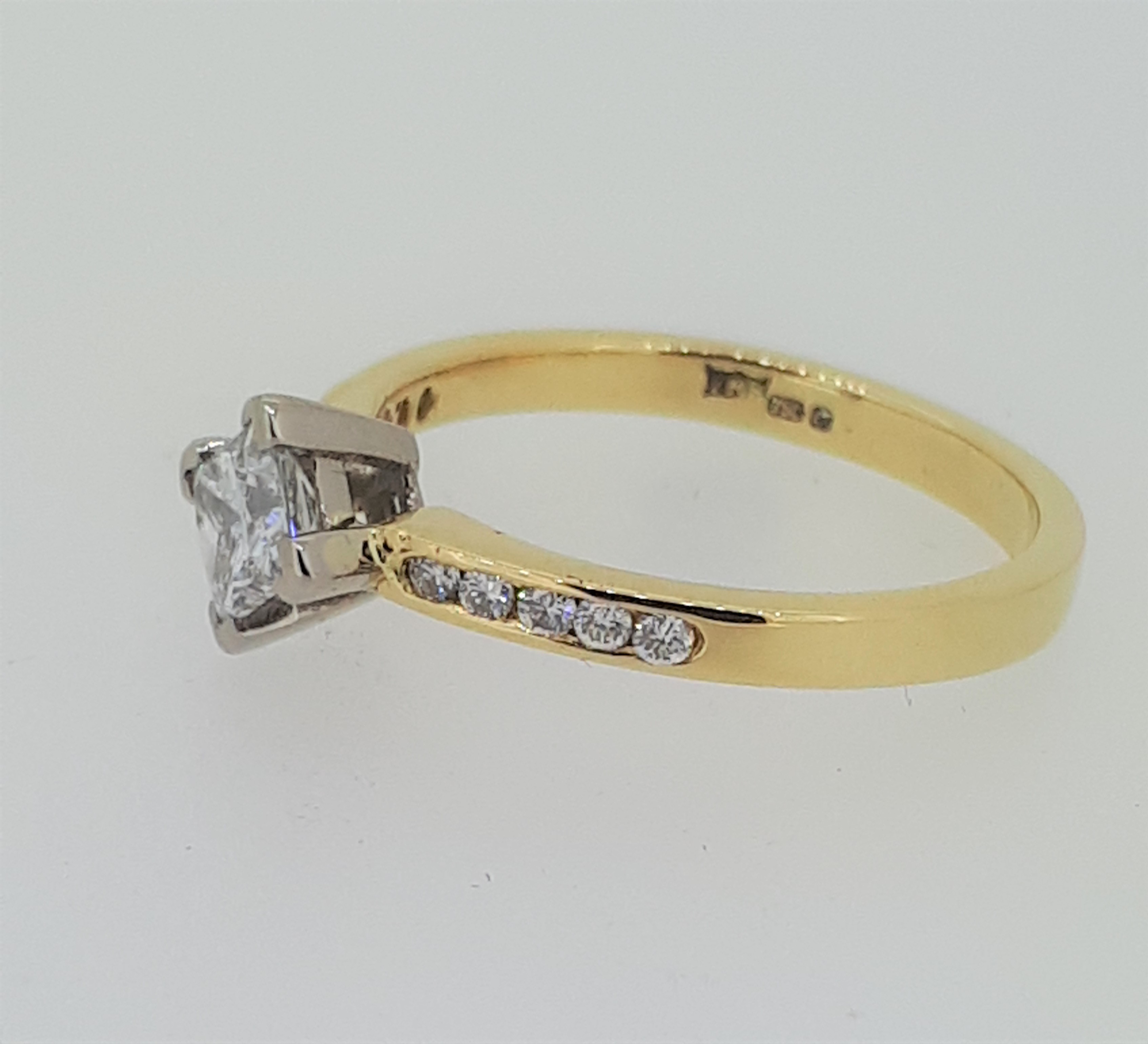 18ct (750) Yellow Gold Princess Cut 0.5ct Diamond Ring with Diamond Shoulders - Image 6 of 10