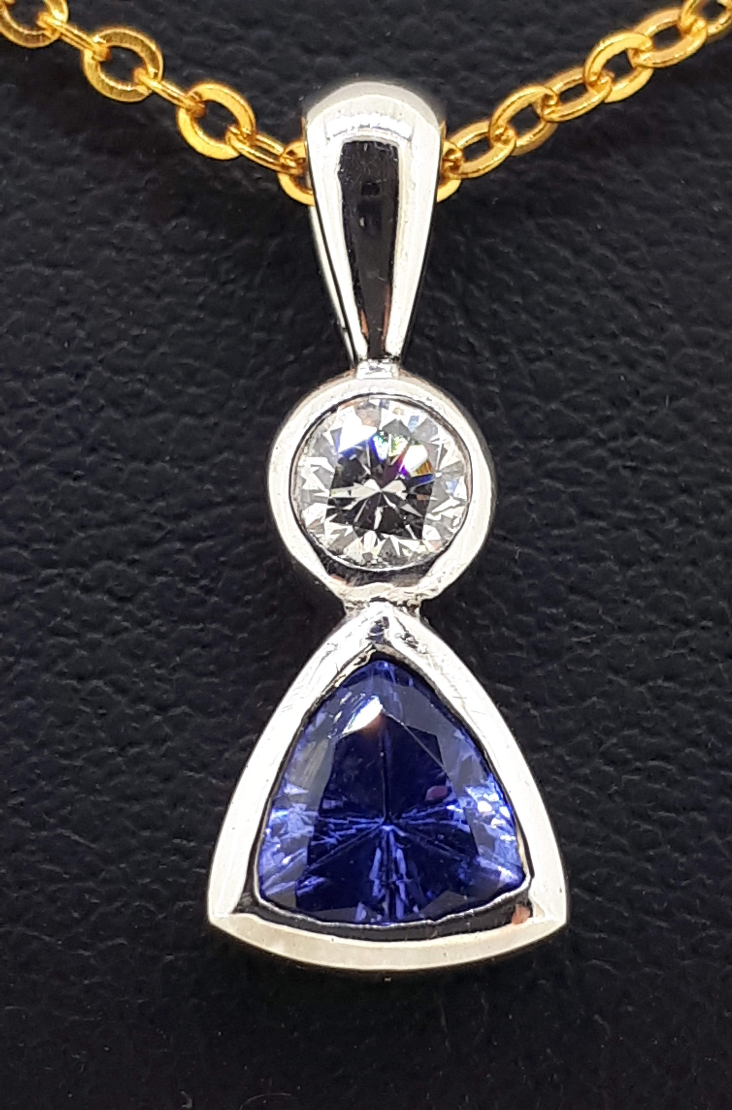 18ct (750) White Gold 0.30ct Diamond & Trillion Cut Tanzanite Pendant - Image 2 of 5