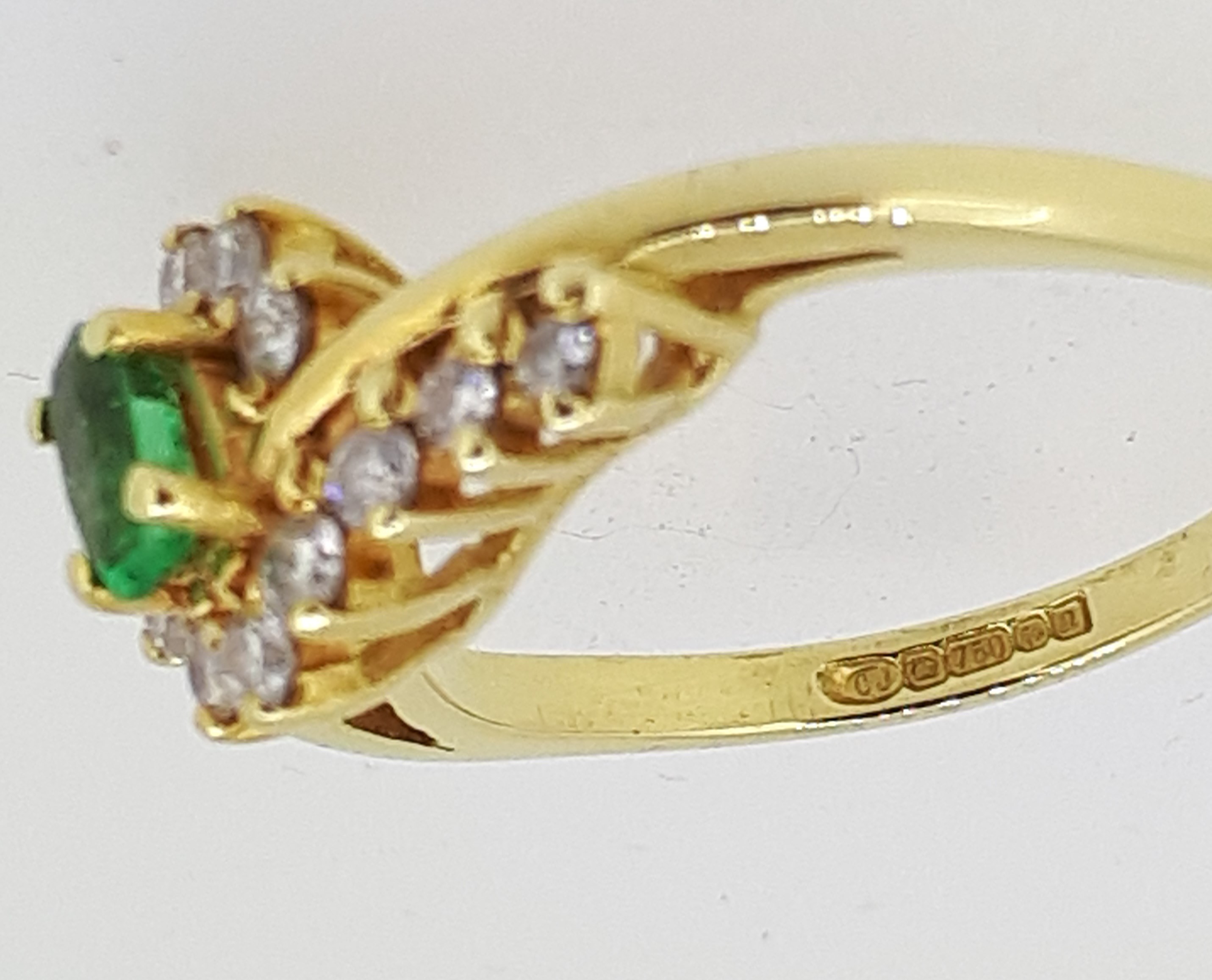 18ct (750) yellow Gold Oval Emerald & Diamond Crossover Cluster Ring - Image 6 of 7