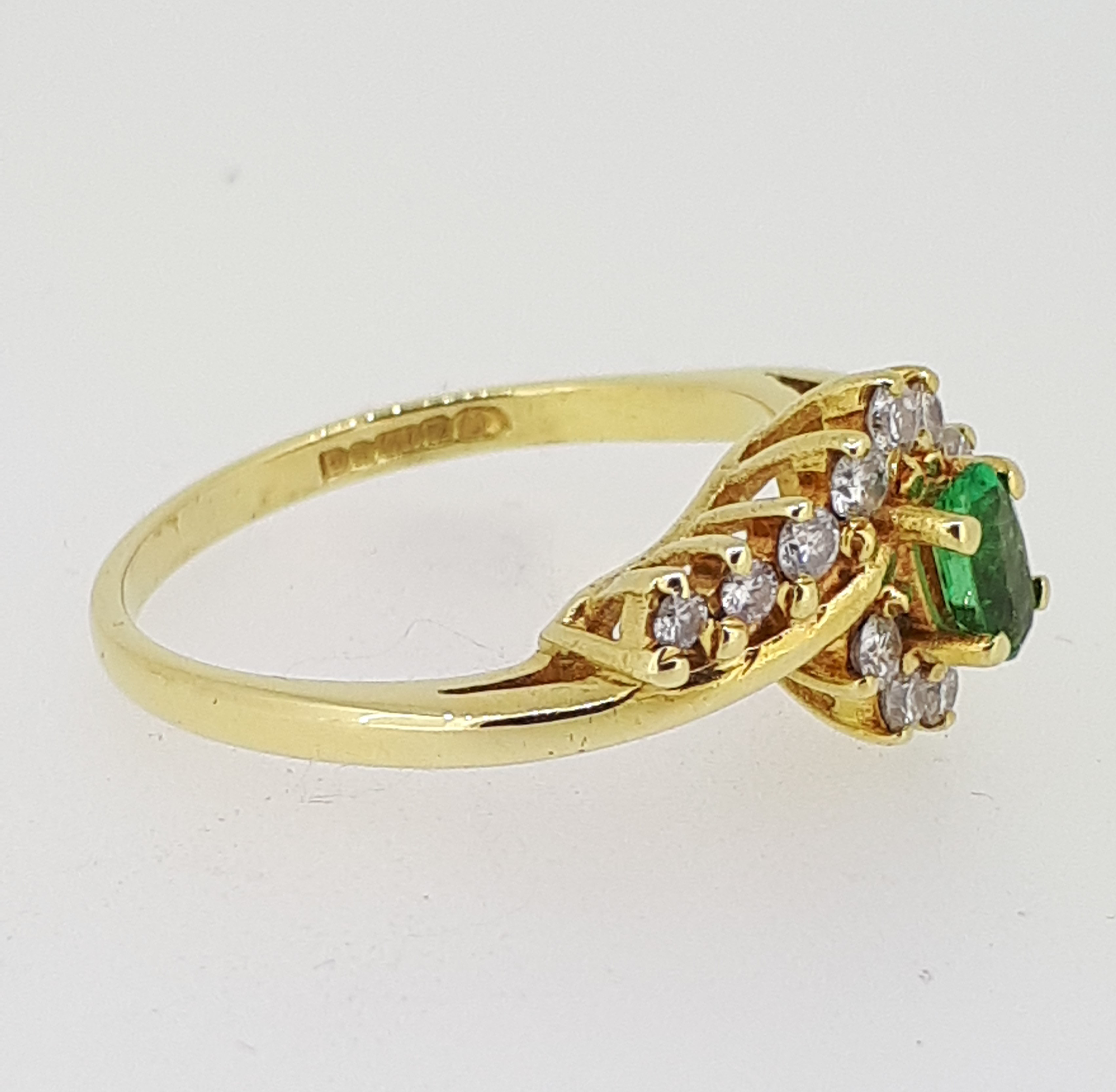 18ct (750) yellow Gold Oval Emerald & Diamond Crossover Cluster Ring - Image 4 of 7