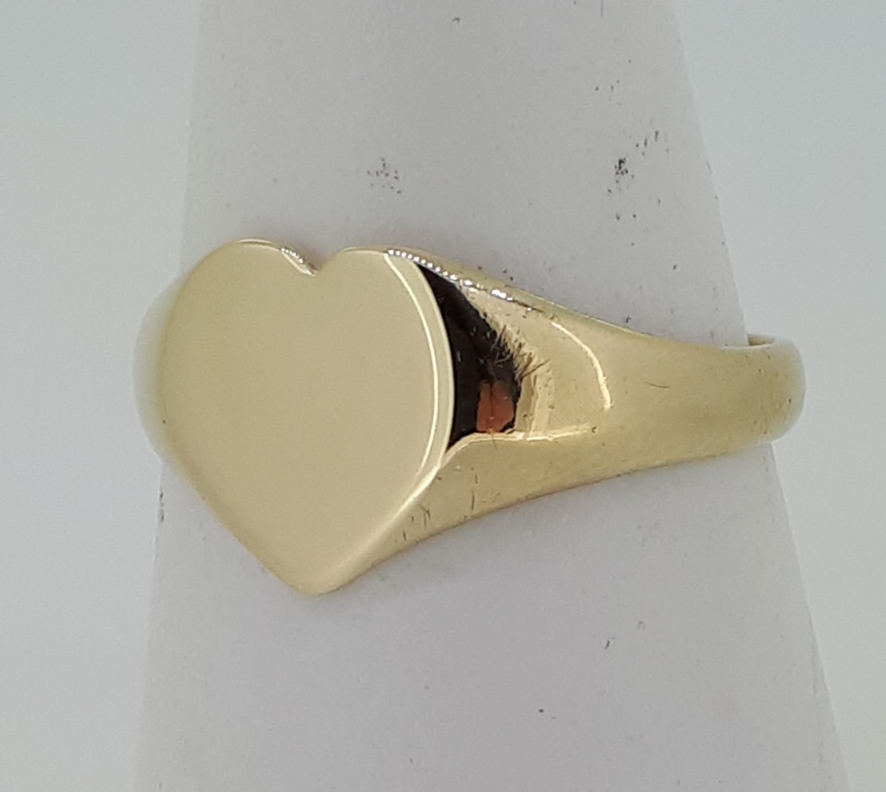 9ct (375) Yellow Gold Heart Signet Ring - Image 5 of 6