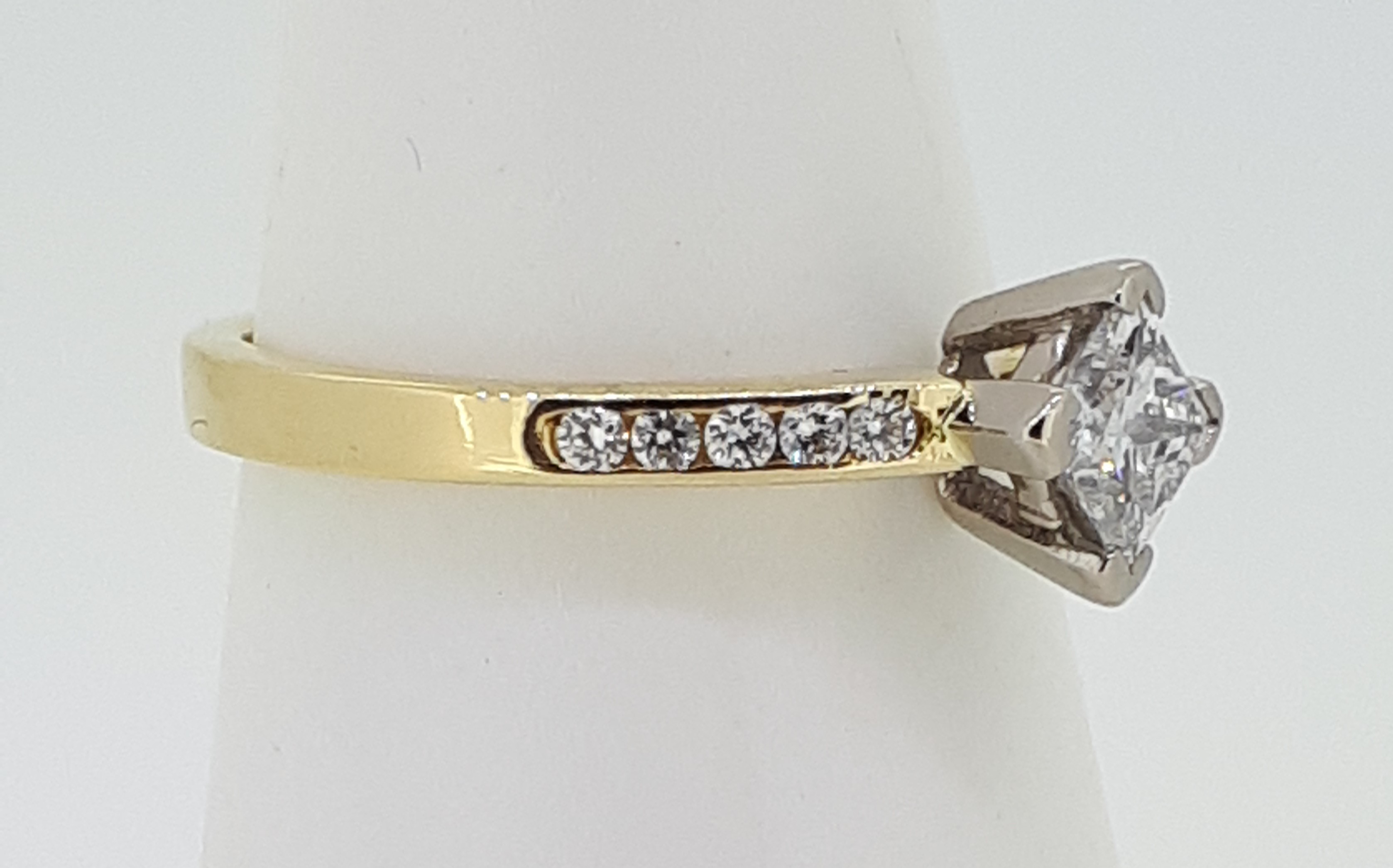 18ct (750) Yellow Gold Princess Cut 0.5ct Diamond Ring with Diamond Shoulders - Image 3 of 10