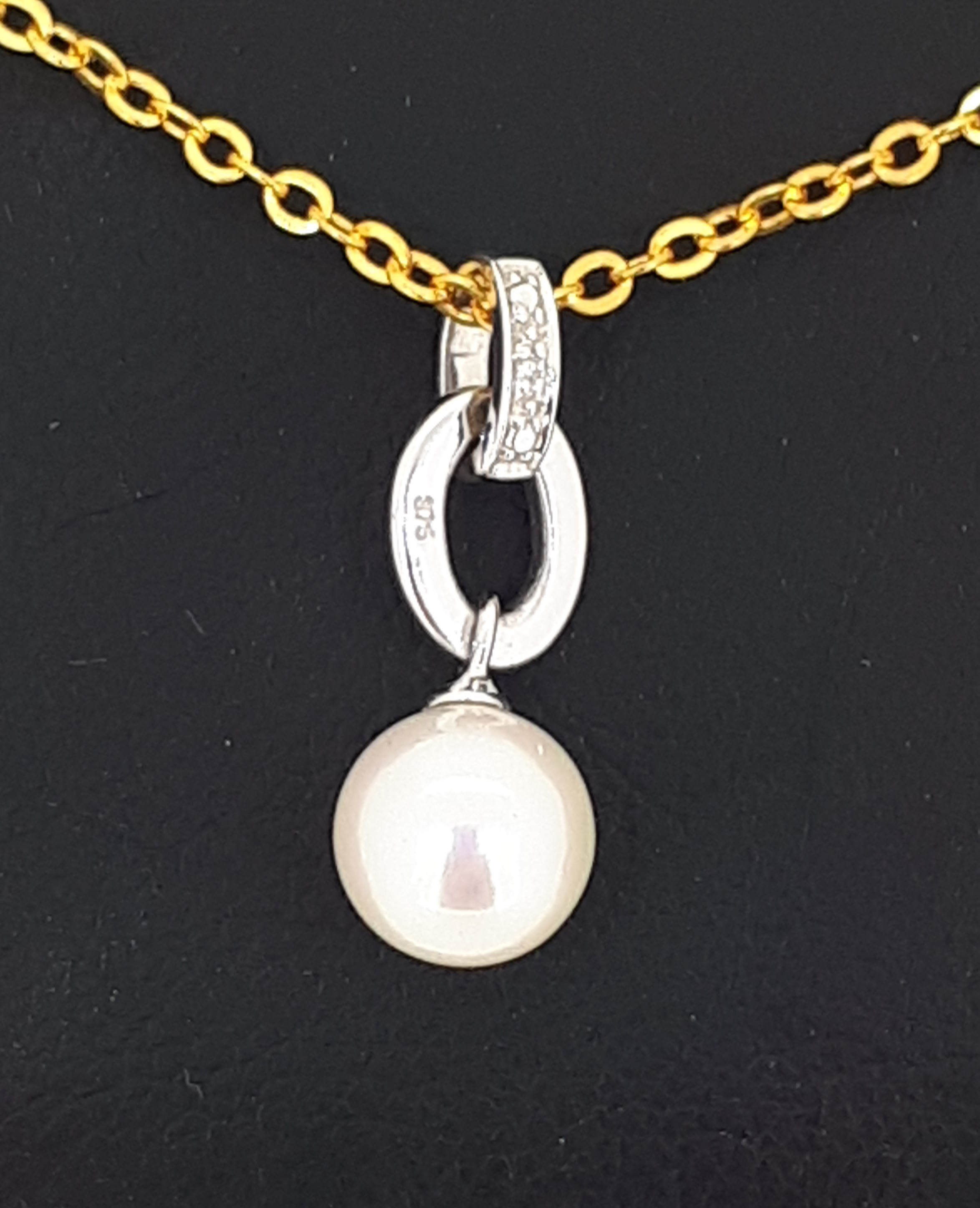 9ct (375) White Gold Diamond and Double Ring Pearl Pendant - Image 2 of 5