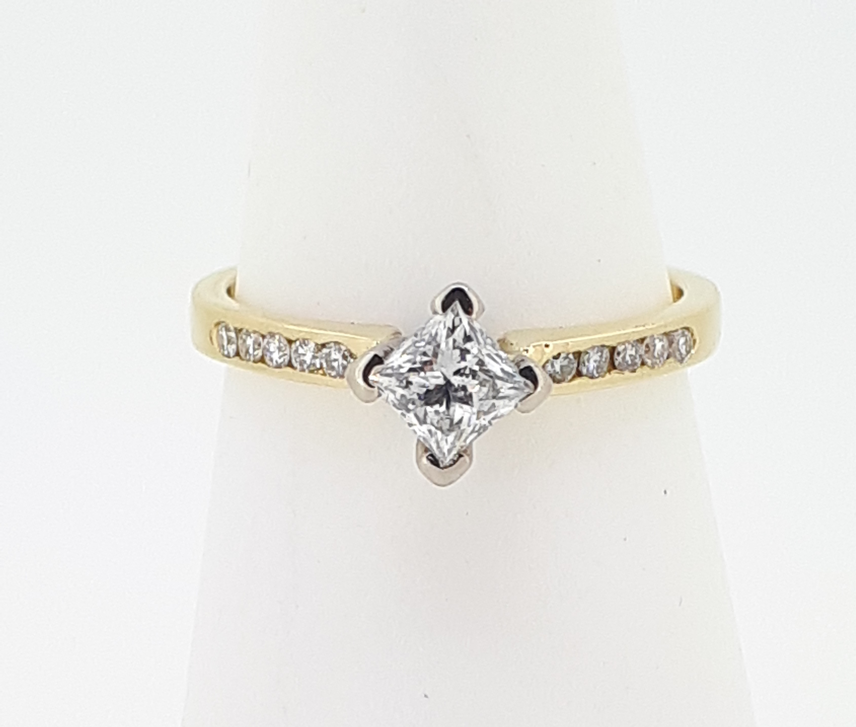 18ct (750) Yellow Gold Princess Cut 0.5ct Diamond Ring with Diamond Shoulders - Image 2 of 10
