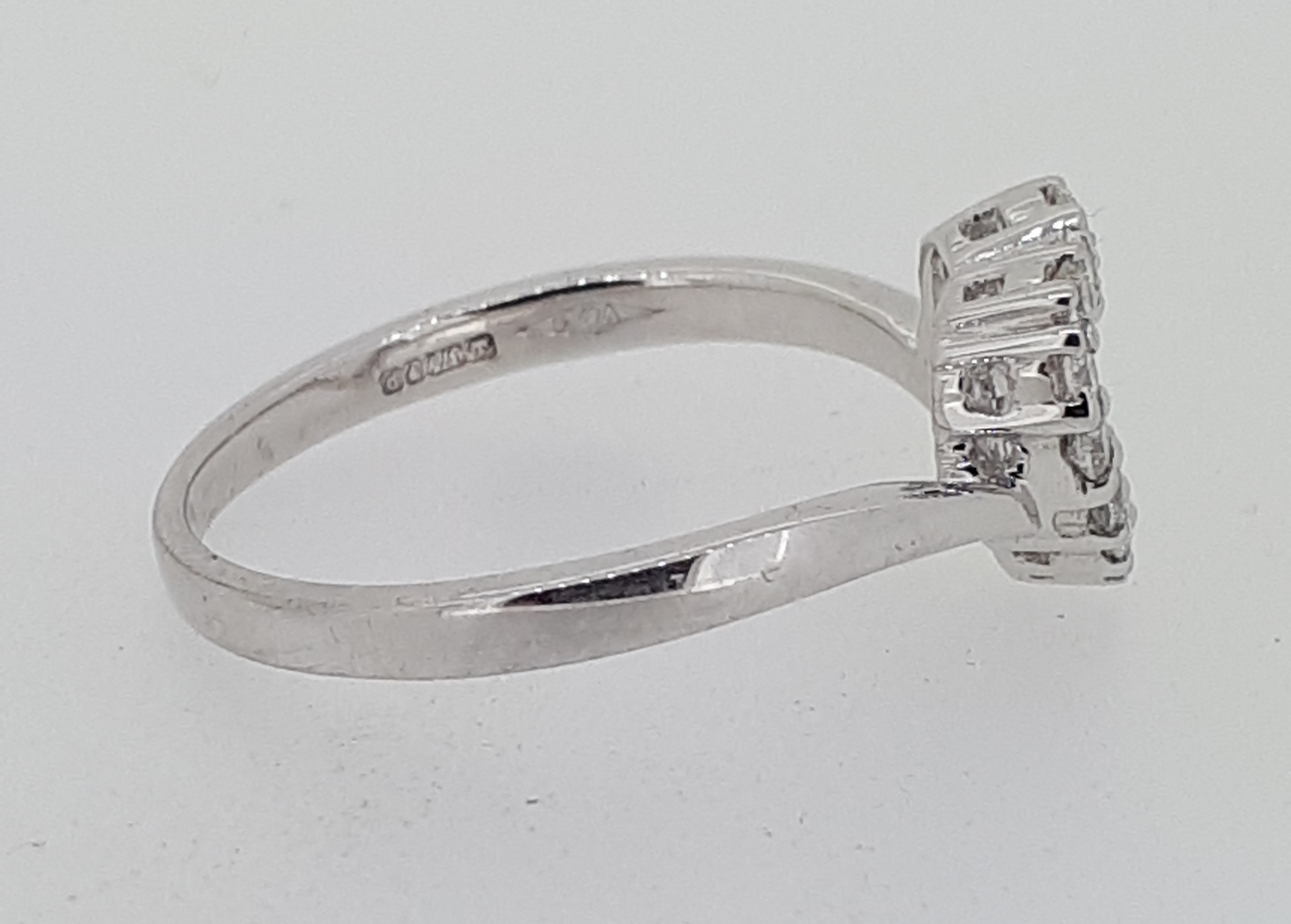 9ct (375) White Gold 0.28ct Diamond Open Heart Ring - Image 4 of 5