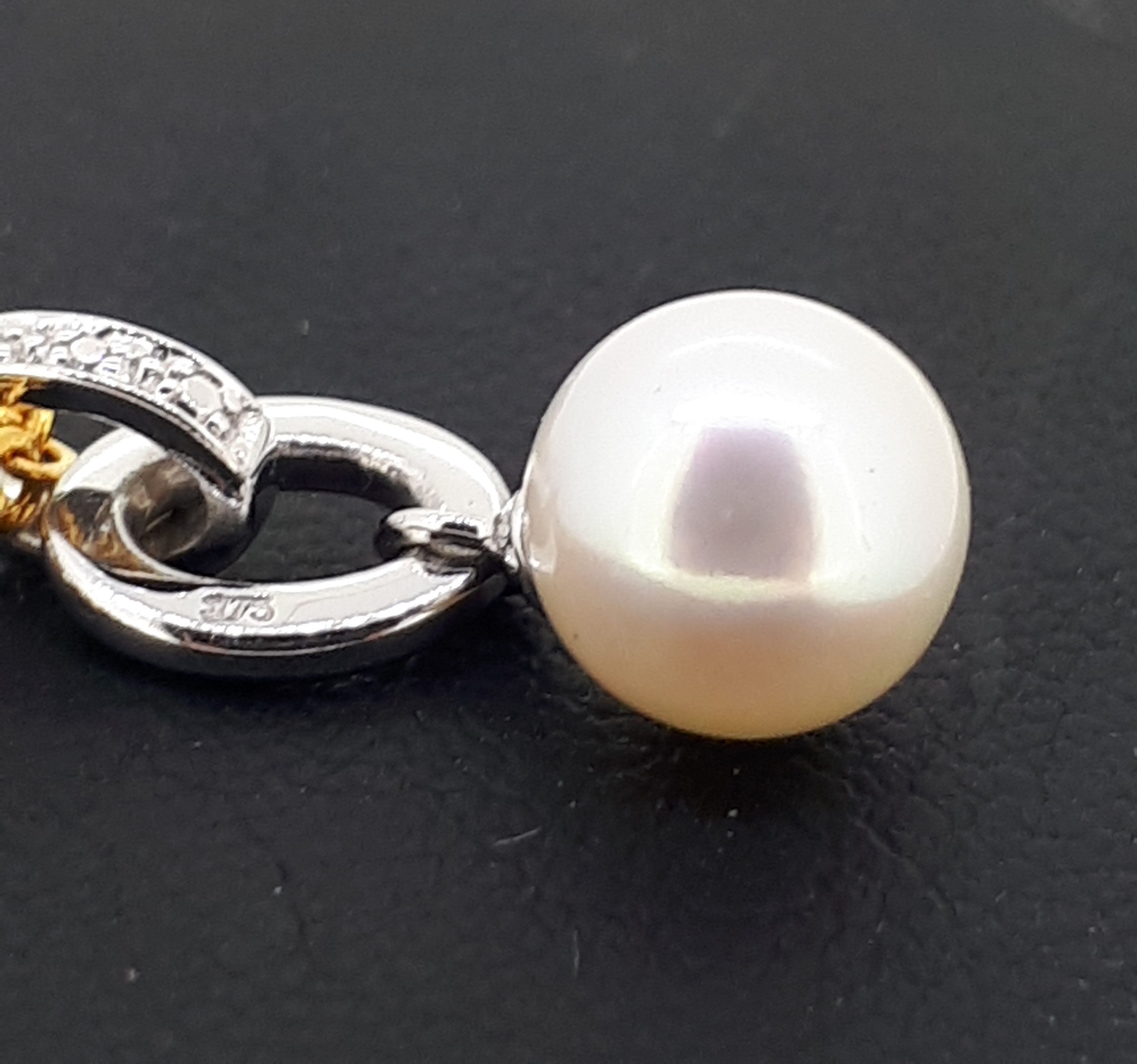 9ct (375) White Gold Diamond and Double Ring Pearl Pendant - Image 5 of 5