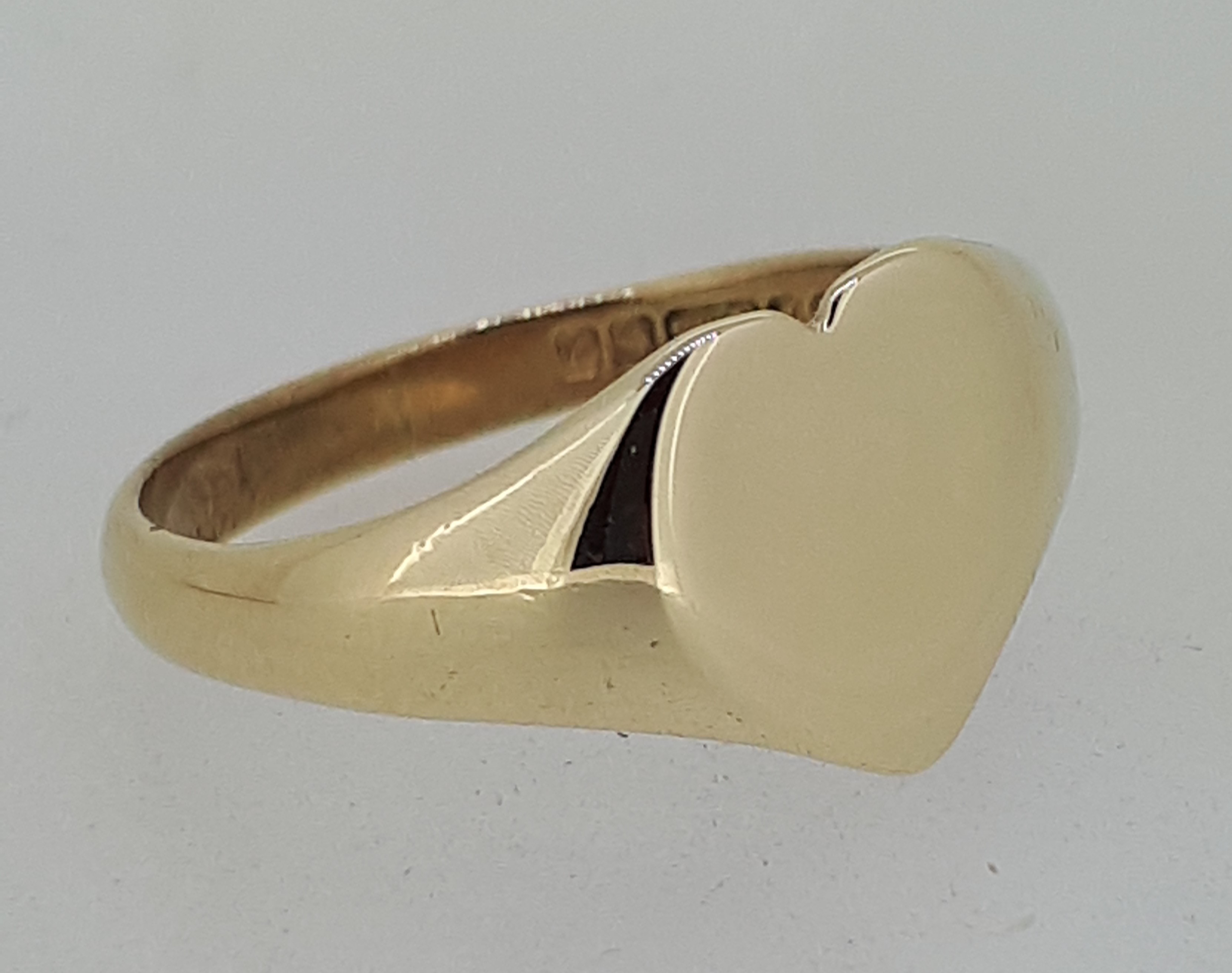 9ct (375) Yellow Gold Heart Signet Ring - Image 2 of 6