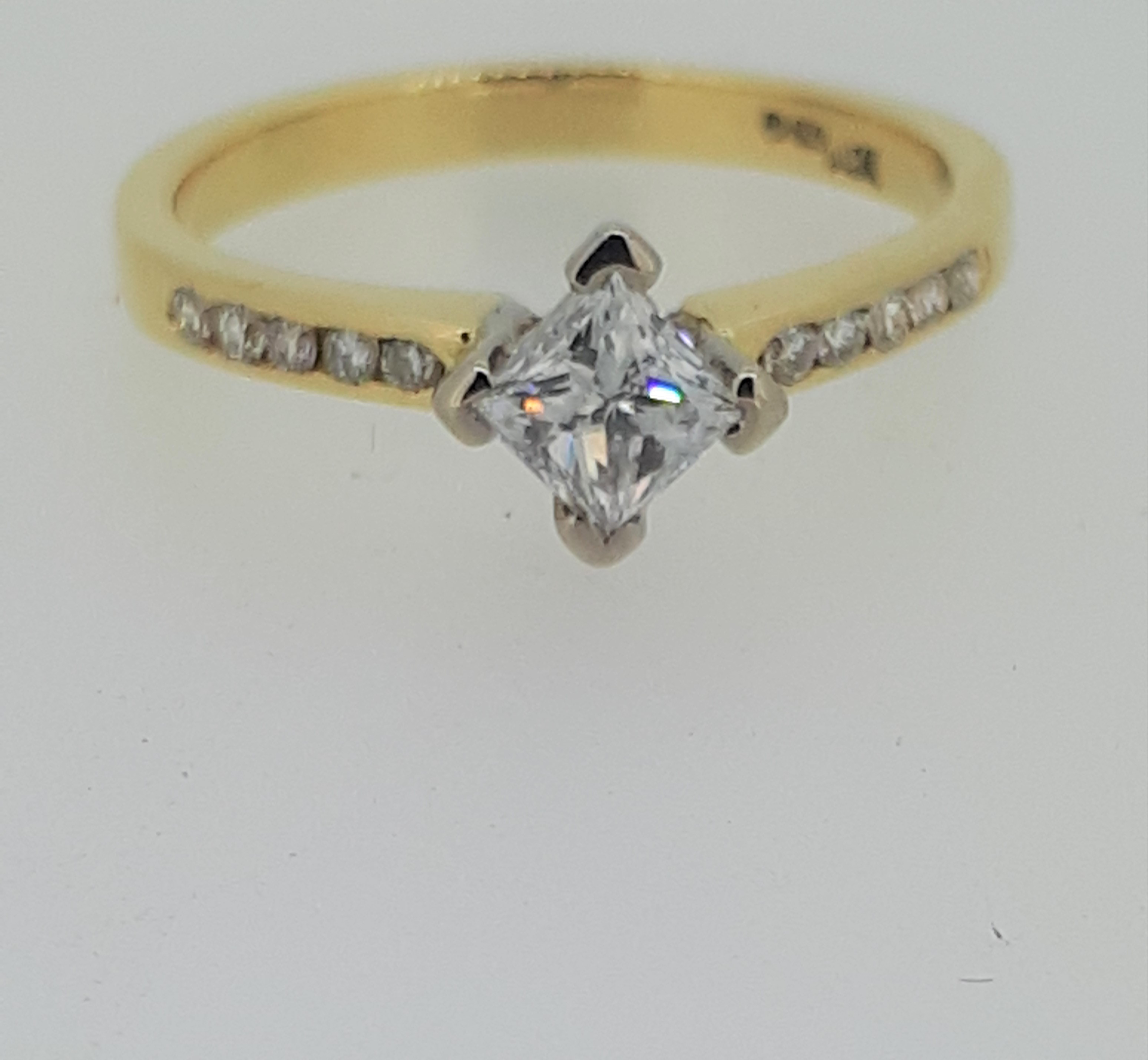 18ct (750) Yellow Gold Princess Cut 0.5ct Diamond Ring with Diamond Shoulders - Image 9 of 10