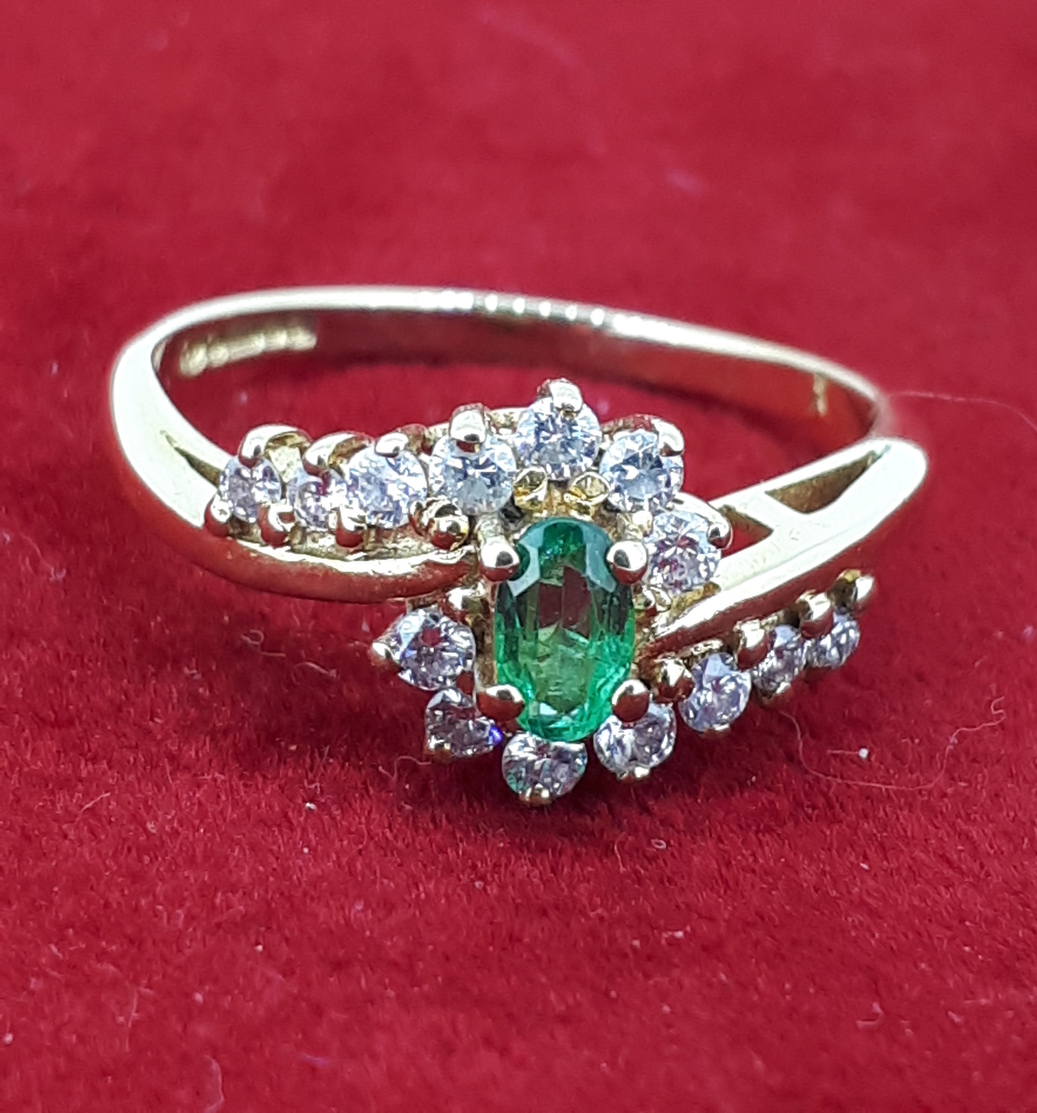 18ct (750) yellow Gold Oval Emerald & Diamond Crossover Cluster Ring - Image 2 of 7