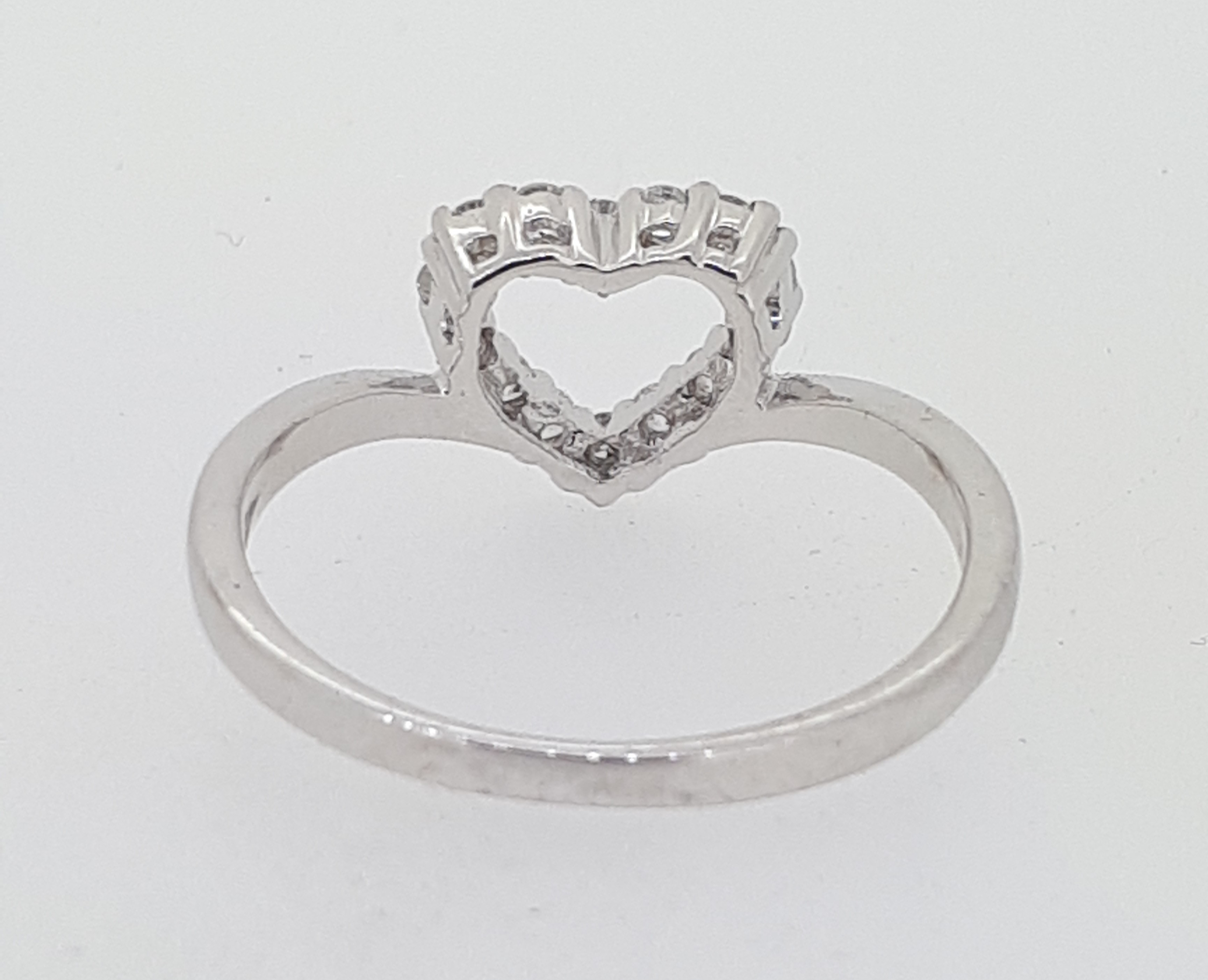 9ct (375) White Gold 0.28ct Diamond Open Heart Ring - Image 5 of 5