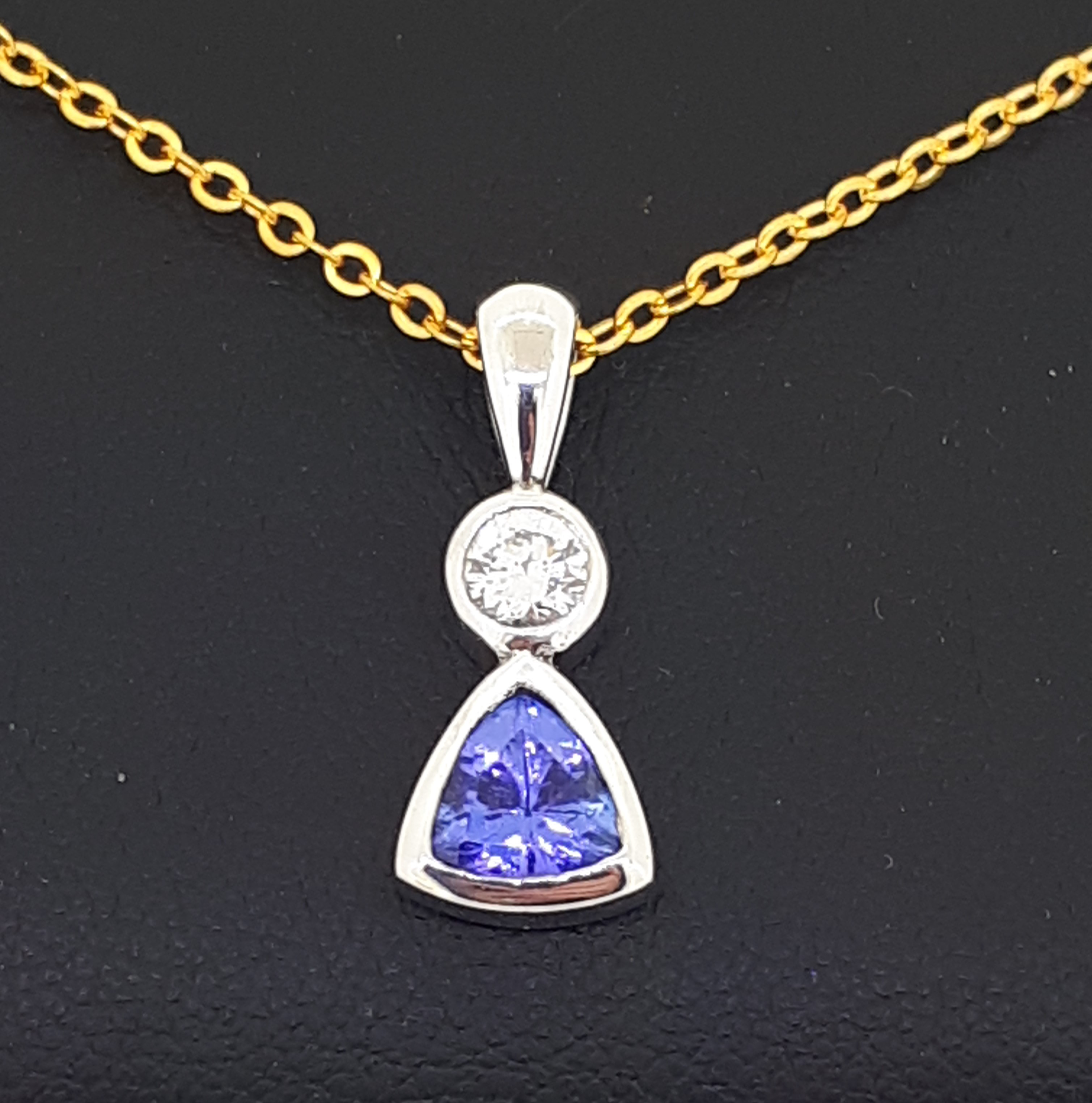 18ct (750) White Gold 0.30ct Diamond & Trillion Cut Tanzanite Pendant - Image 3 of 5