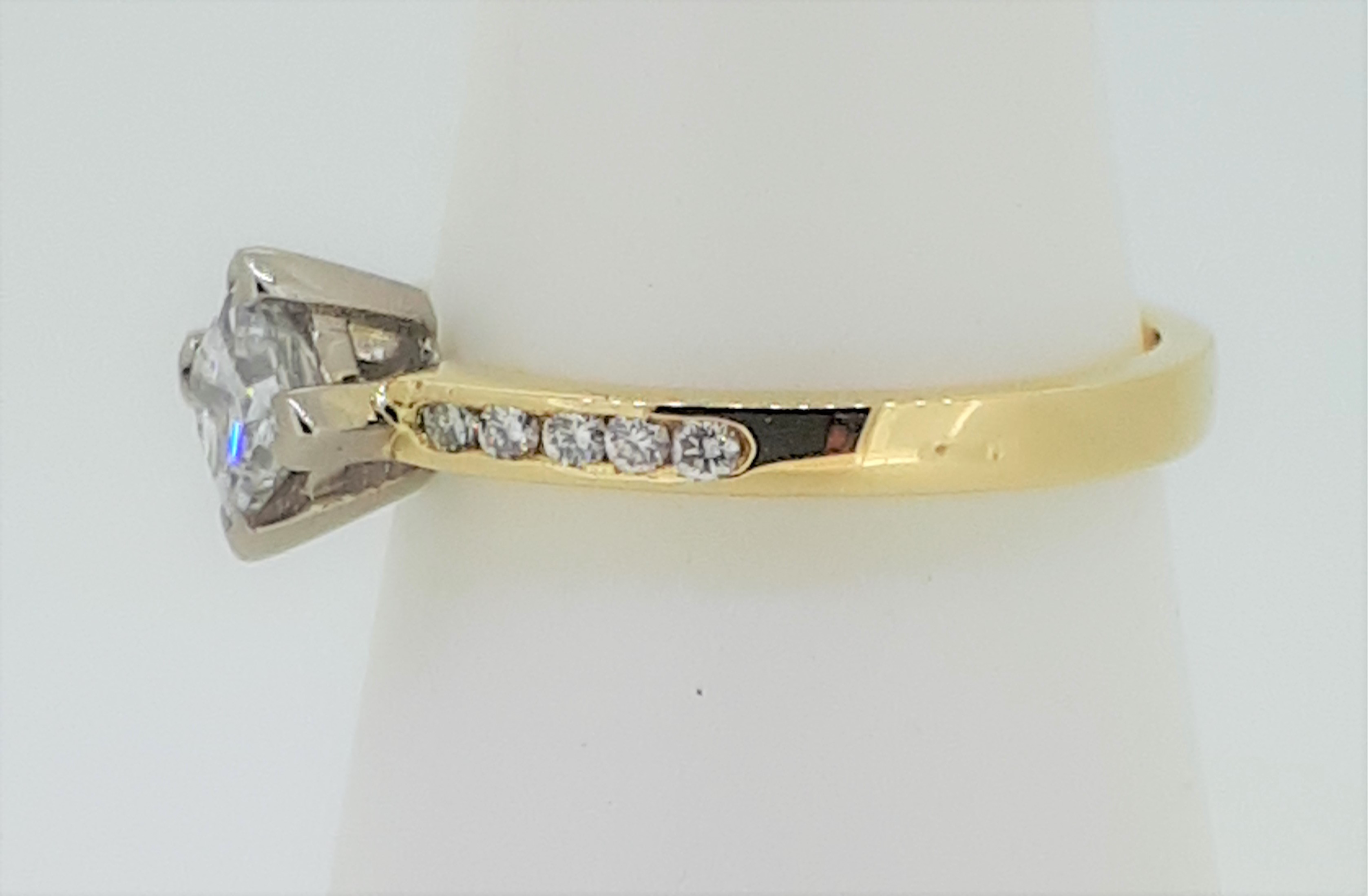 18ct (750) Yellow Gold Princess Cut 0.5ct Diamond Ring with Diamond Shoulders - Image 4 of 10