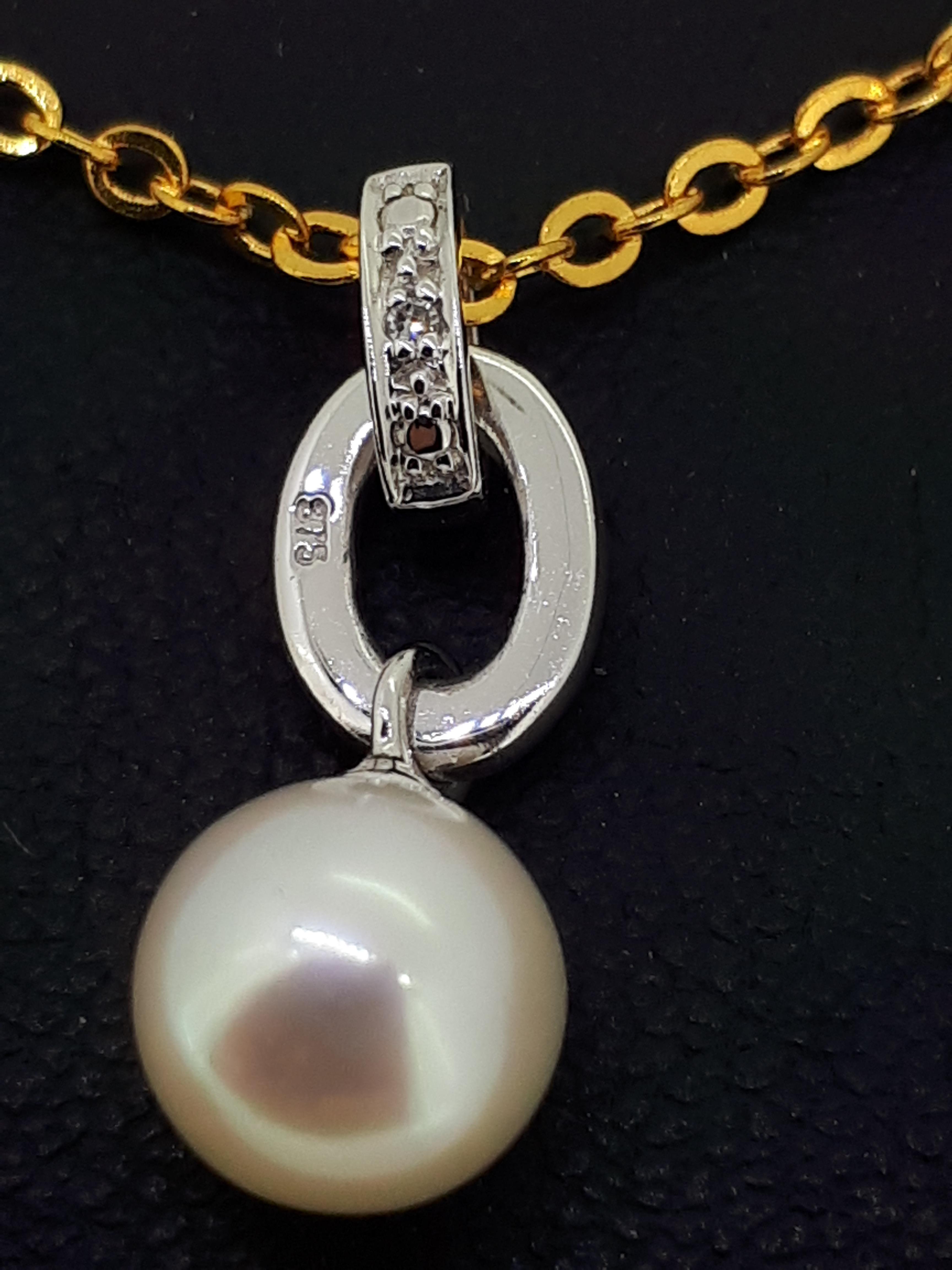 9ct (375) White Gold Diamond and Double Ring Pearl Pendant - Image 3 of 5