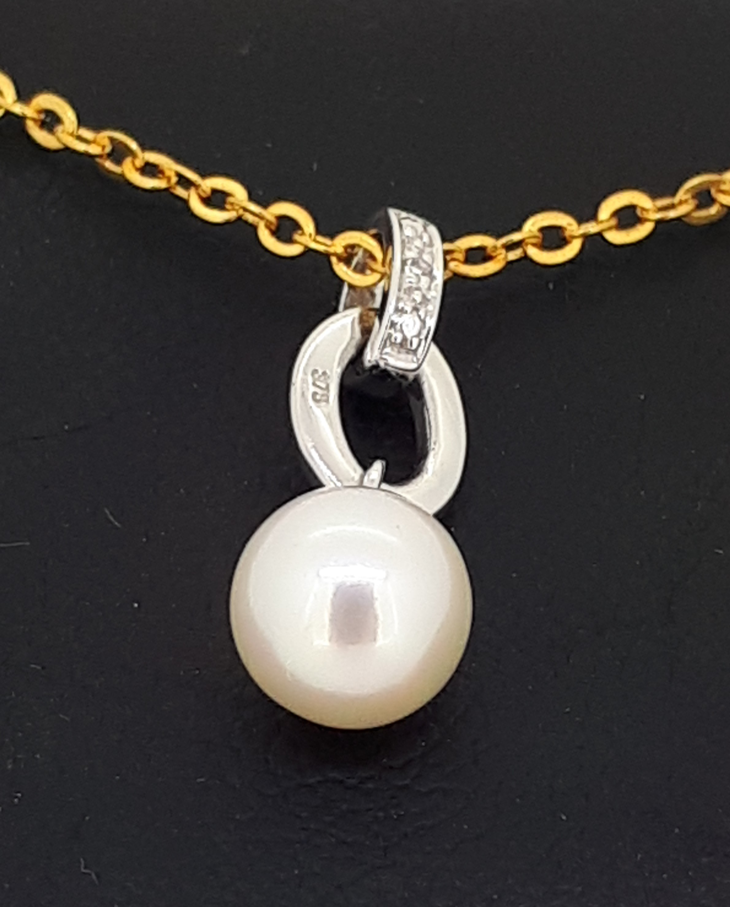 9ct (375) White Gold Diamond and Double Ring Pearl Pendant - Image 4 of 5