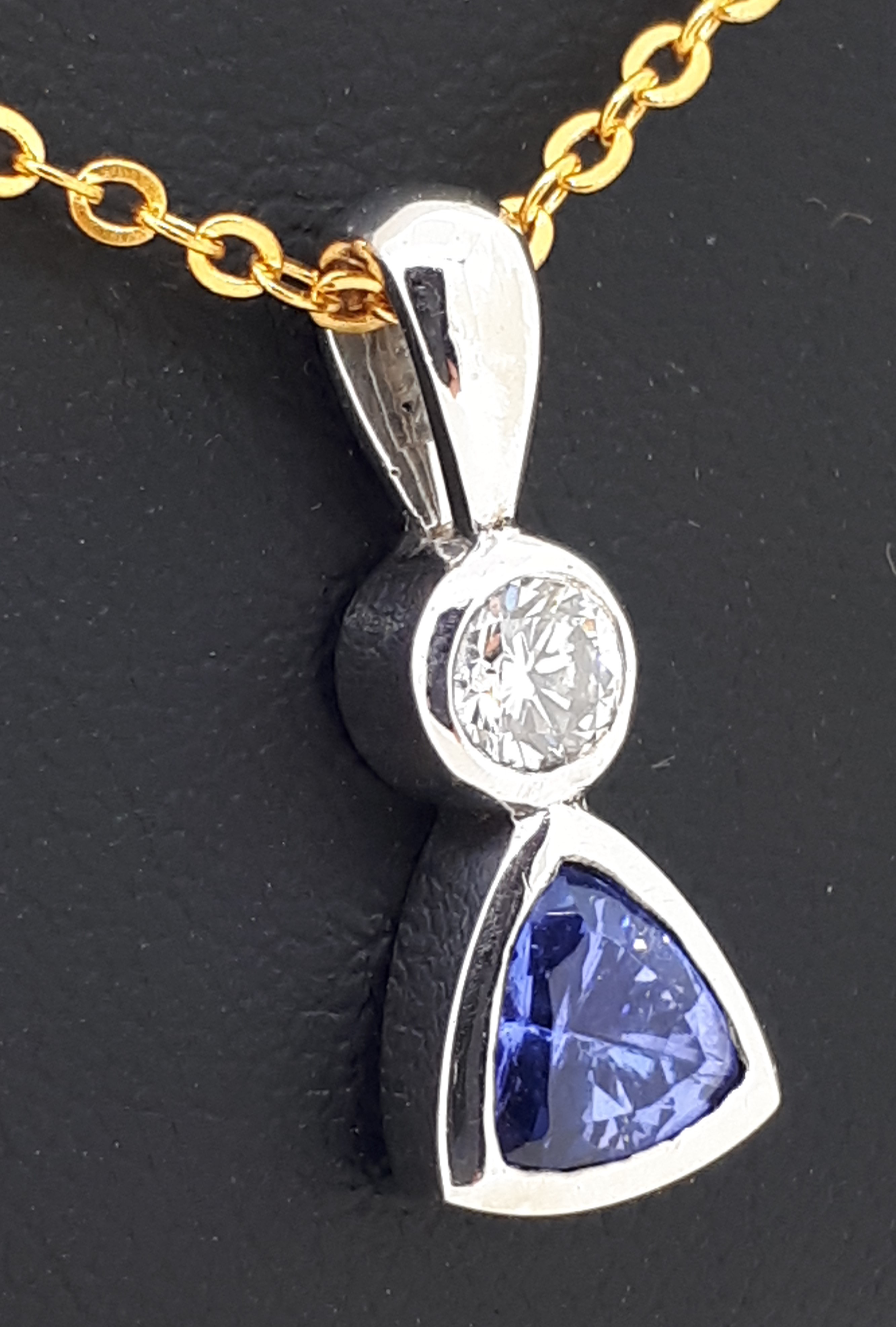 18ct (750) White Gold 0.30ct Diamond & Trillion Cut Tanzanite Pendant - Image 4 of 5