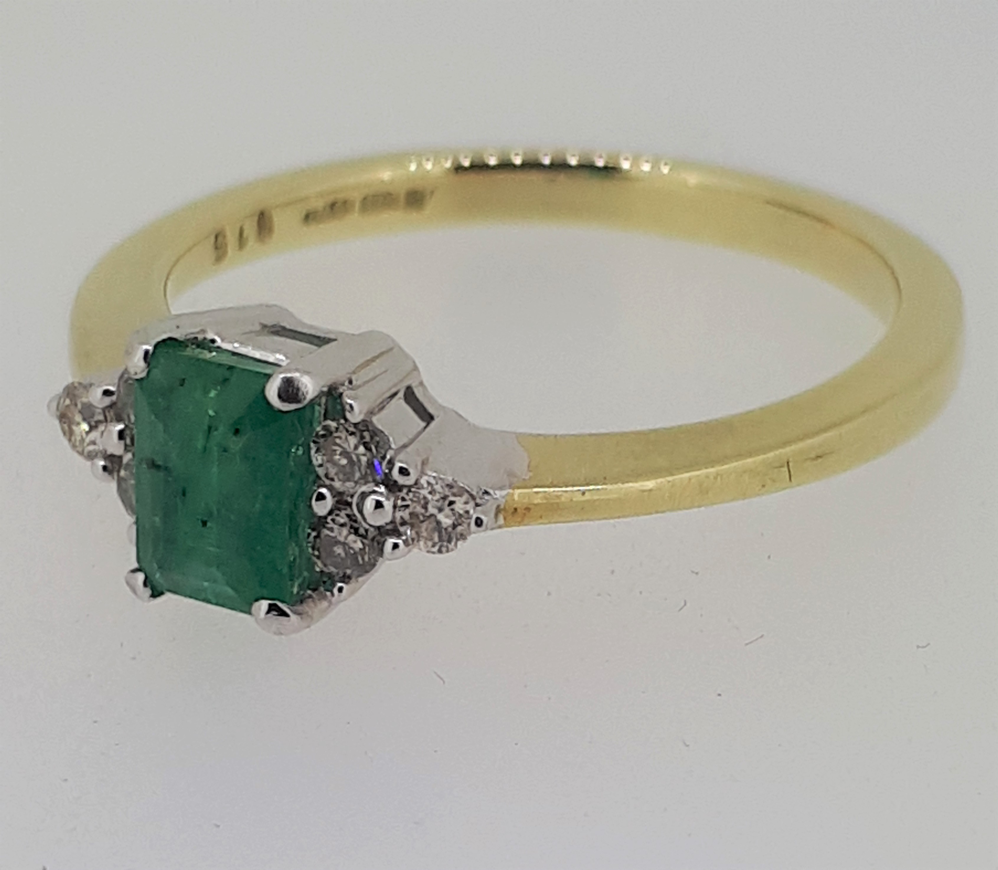 9ct (375) Yellow Gold Emerald Cut Emerald & Diamond Ring - Image 3 of 9