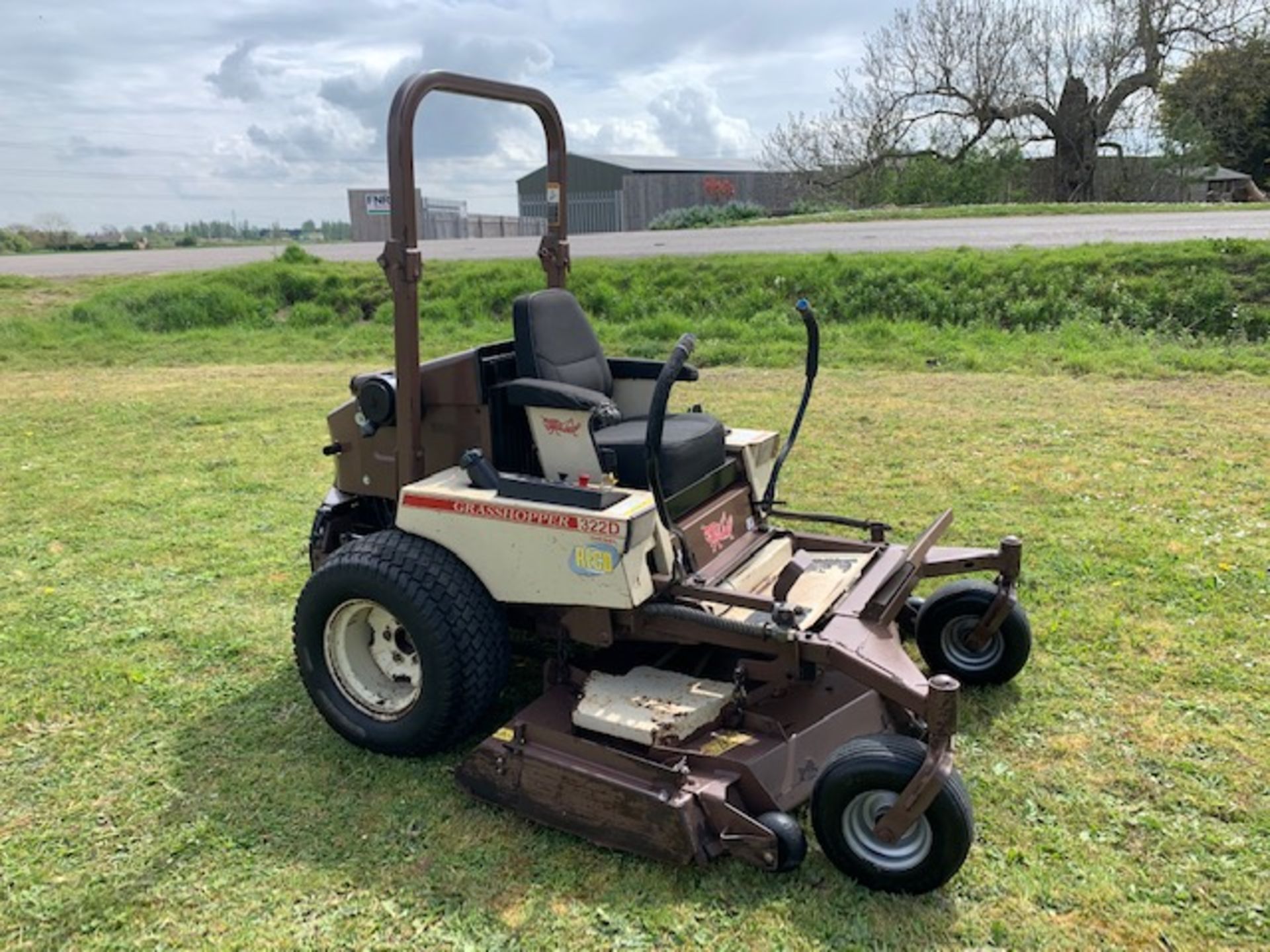 Grasshopper 322d Zero-turn mower Kubota diesel - Image 5 of 6