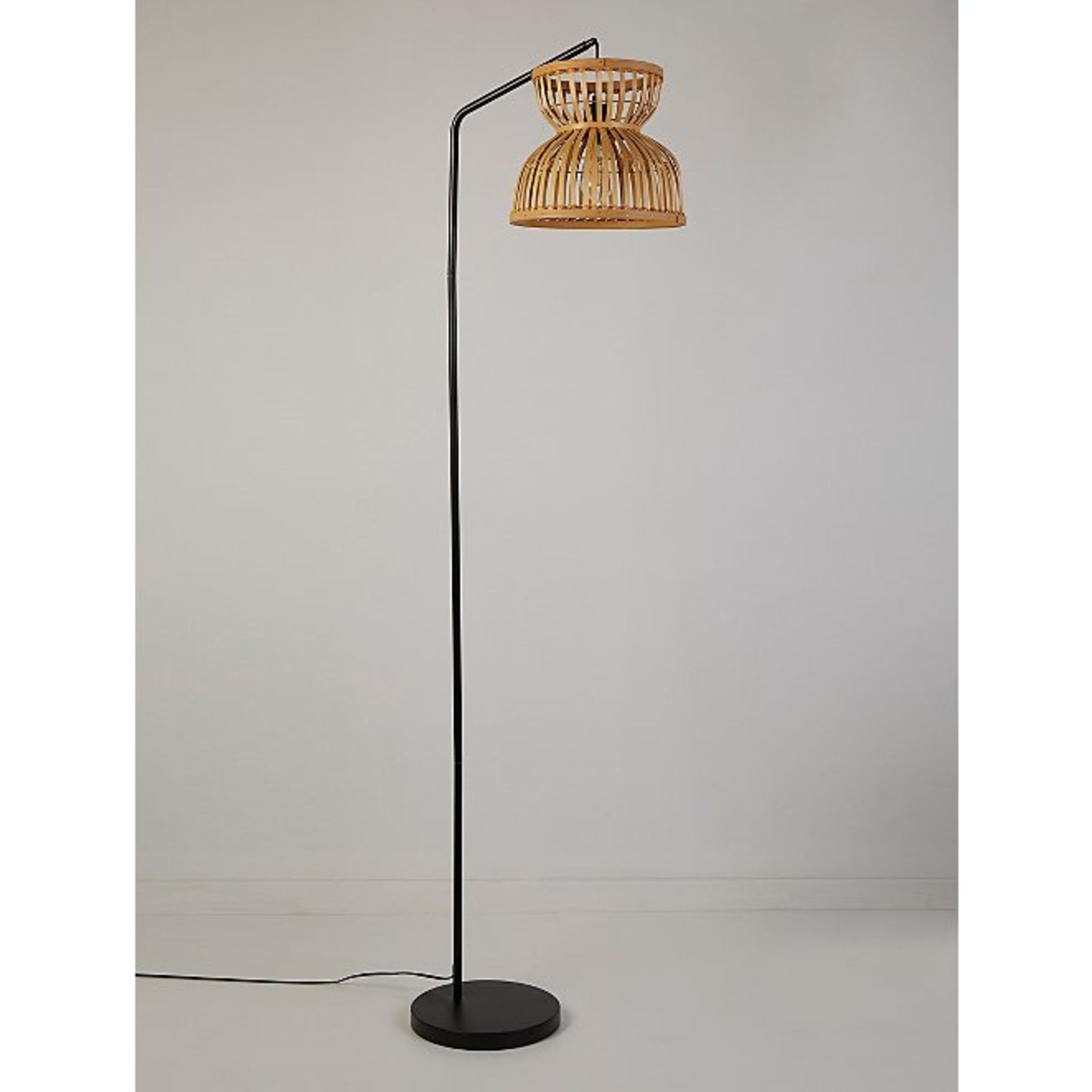 (R6O) Lighting. 4 Items. 2x Bamboo Floor Lamp & 2x Metal Tripod Table Lamp