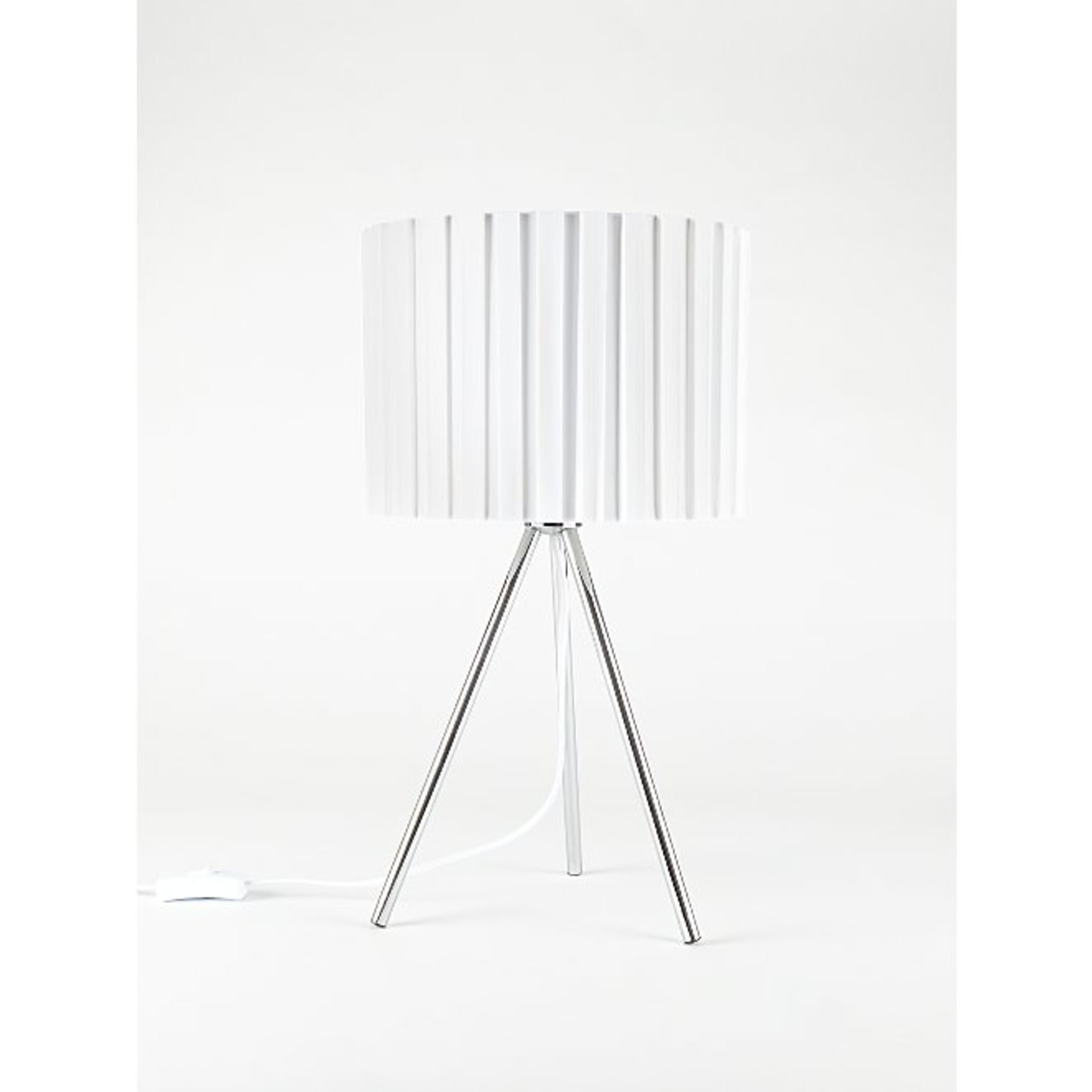 (R6O) Lighting. 4 Items. 2x Bamboo Floor Lamp & 2x Metal Tripod Table Lamp - Image 2 of 3