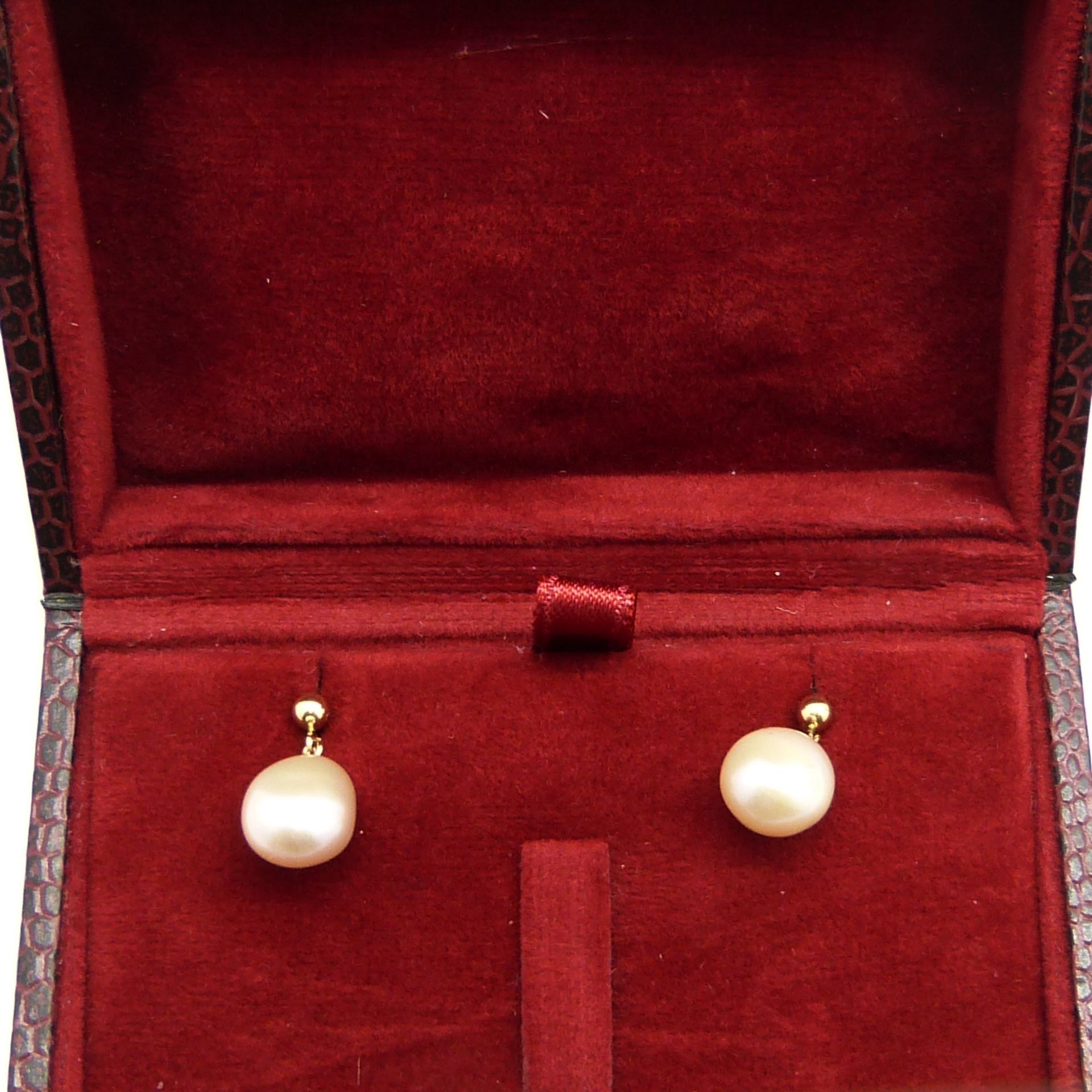 A pair of white freshwater pearl drop ear studs in 9ct yellow gold, boxed - Image 3 of 5