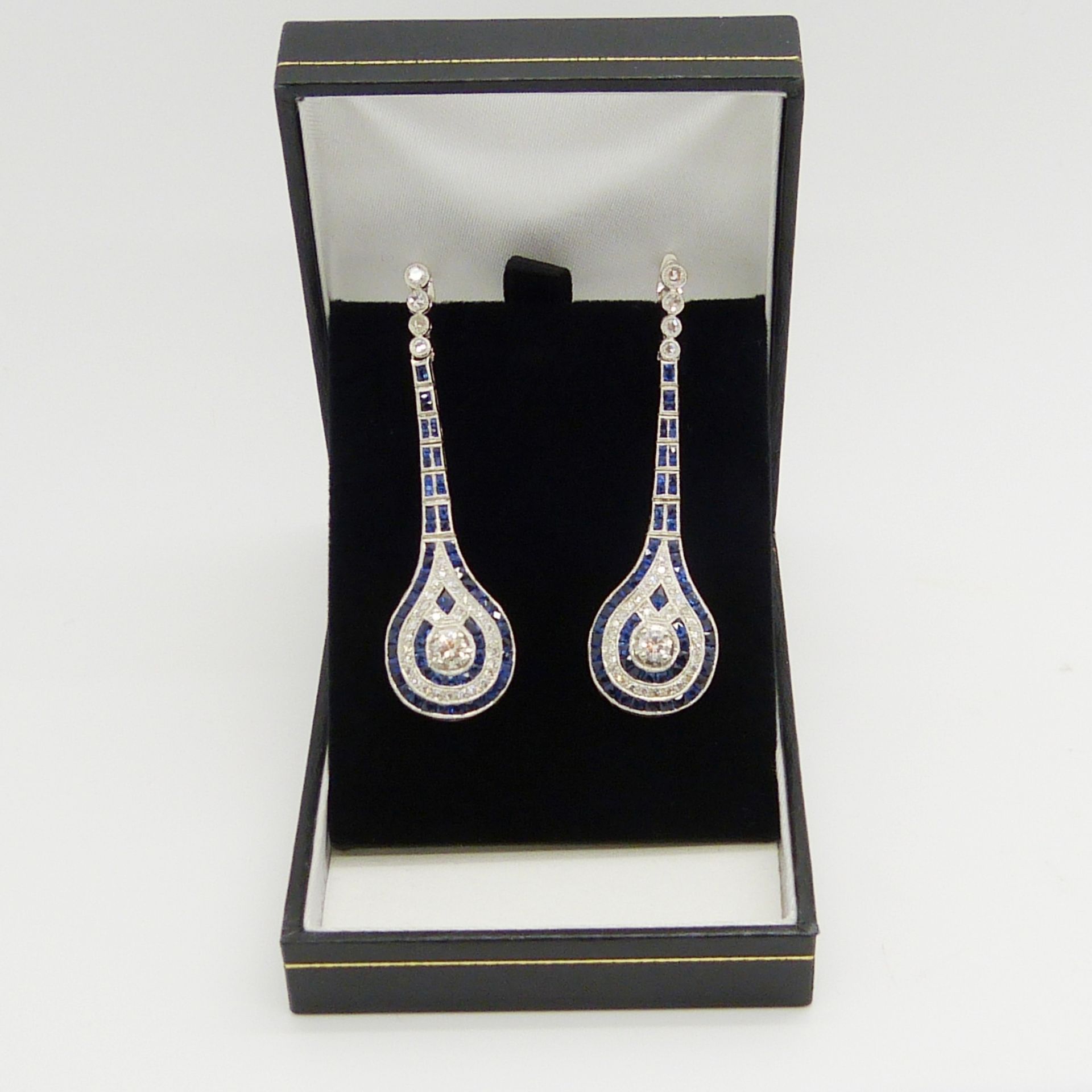 An outstanding pair of vintage-style long drop earrings set with diamonds and sapphires, boxed - Image 5 of 8