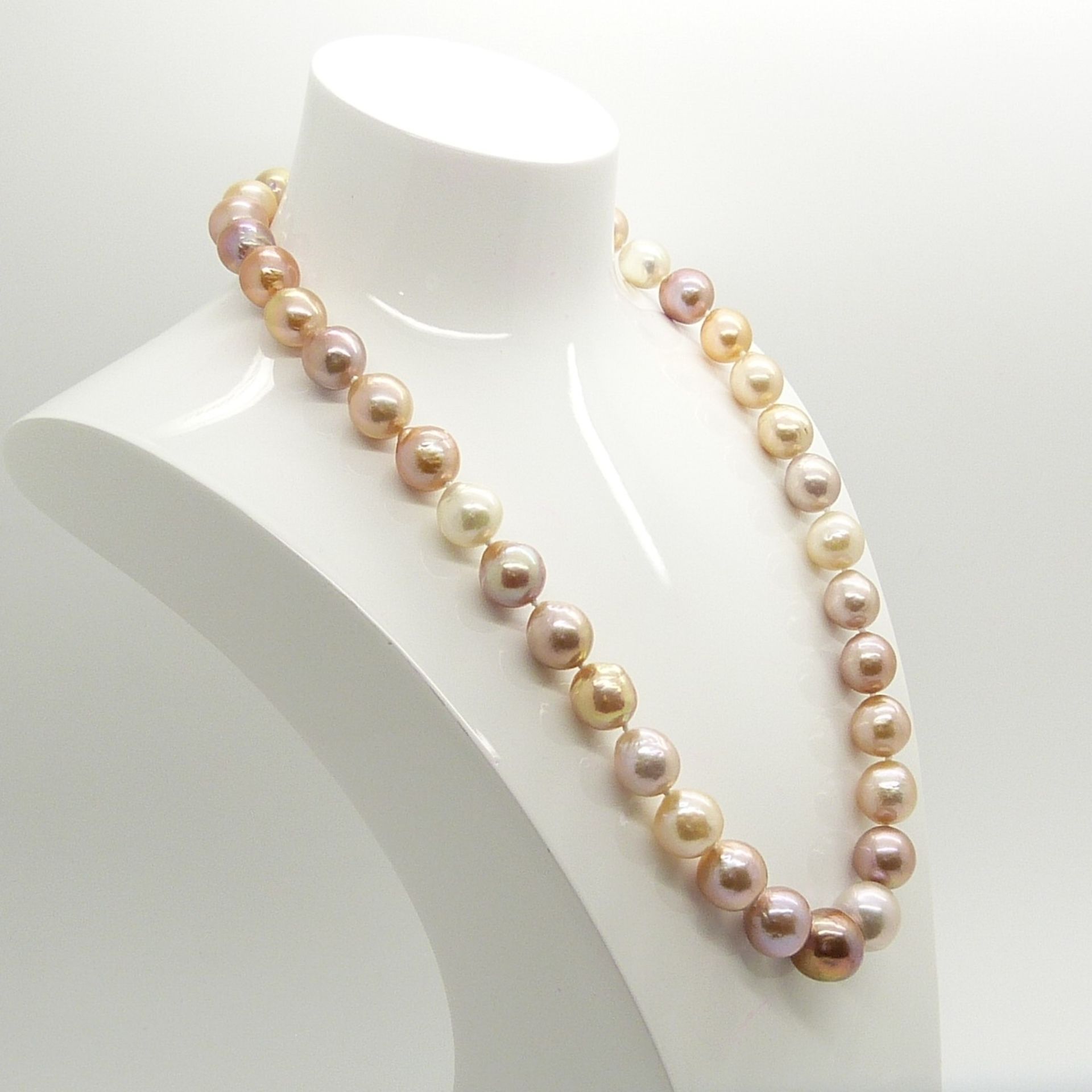 A necklace strung with peach, white, champagne and grey freshwater pearls with 9ct yellow gold clasp - Image 5 of 6