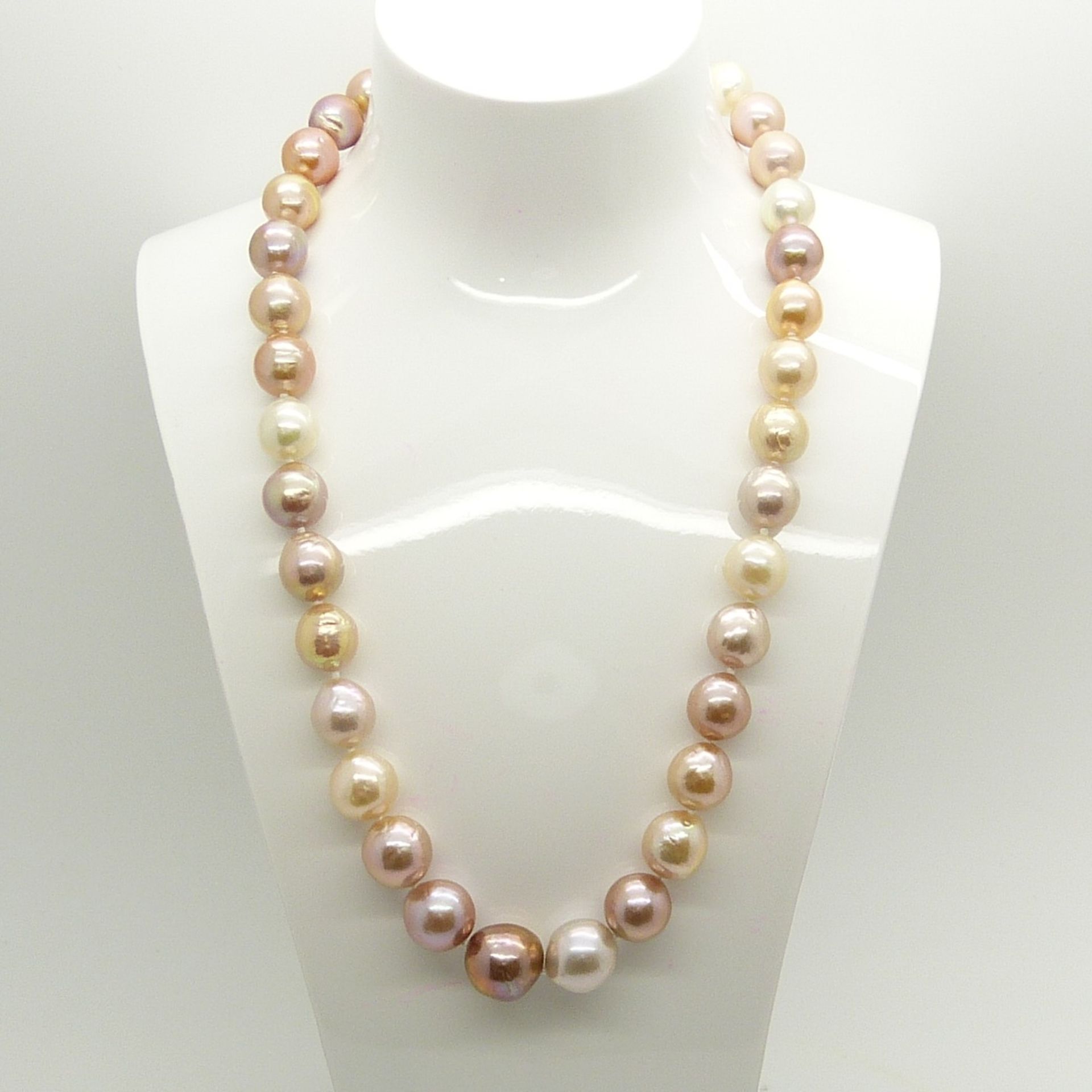A necklace strung with peach, white, champagne and grey freshwater pearls with 9ct yellow gold clasp - Image 3 of 6