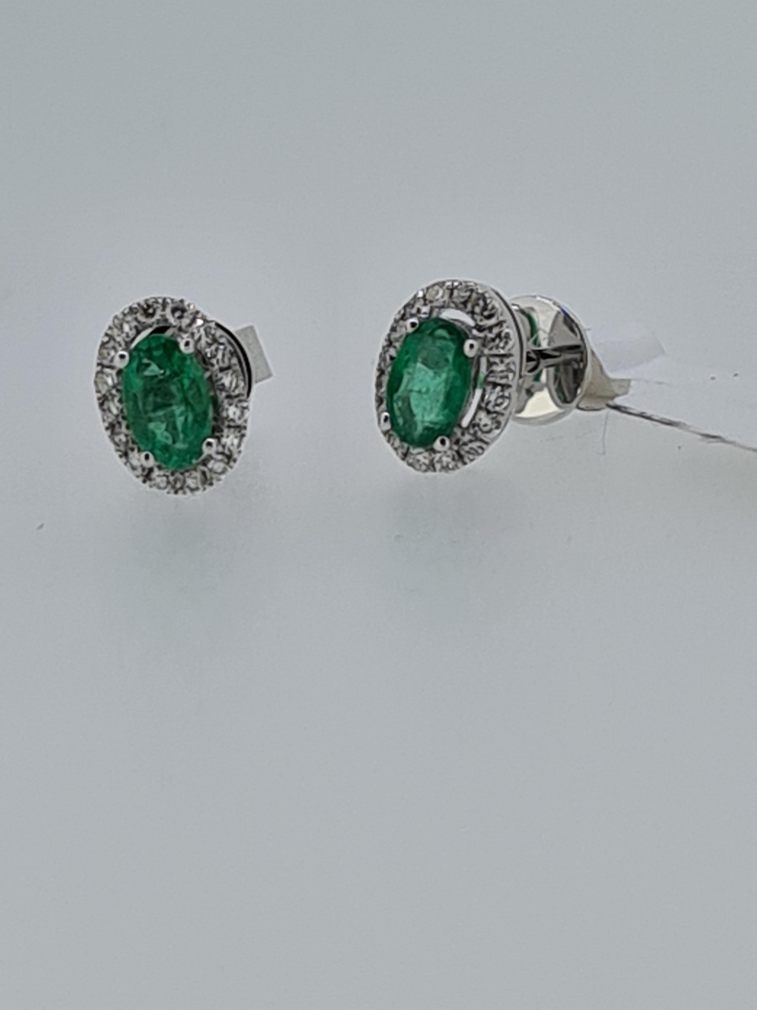 18ct white gold emerald and diamond stud earrings - Image 2 of 3