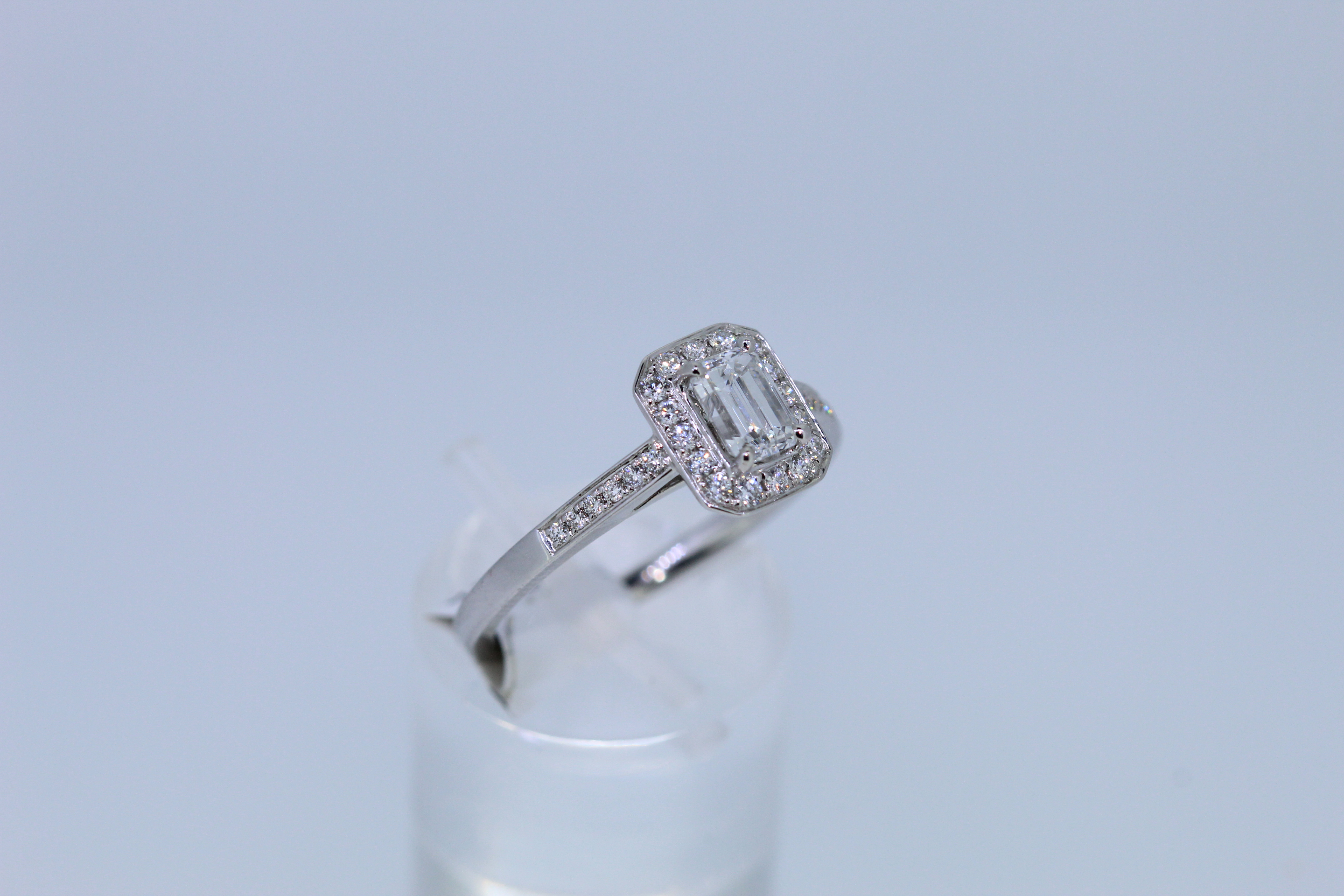 18ct Hallmark White Gold Emerald Cut Diamond Set Ring - Image 4 of 6