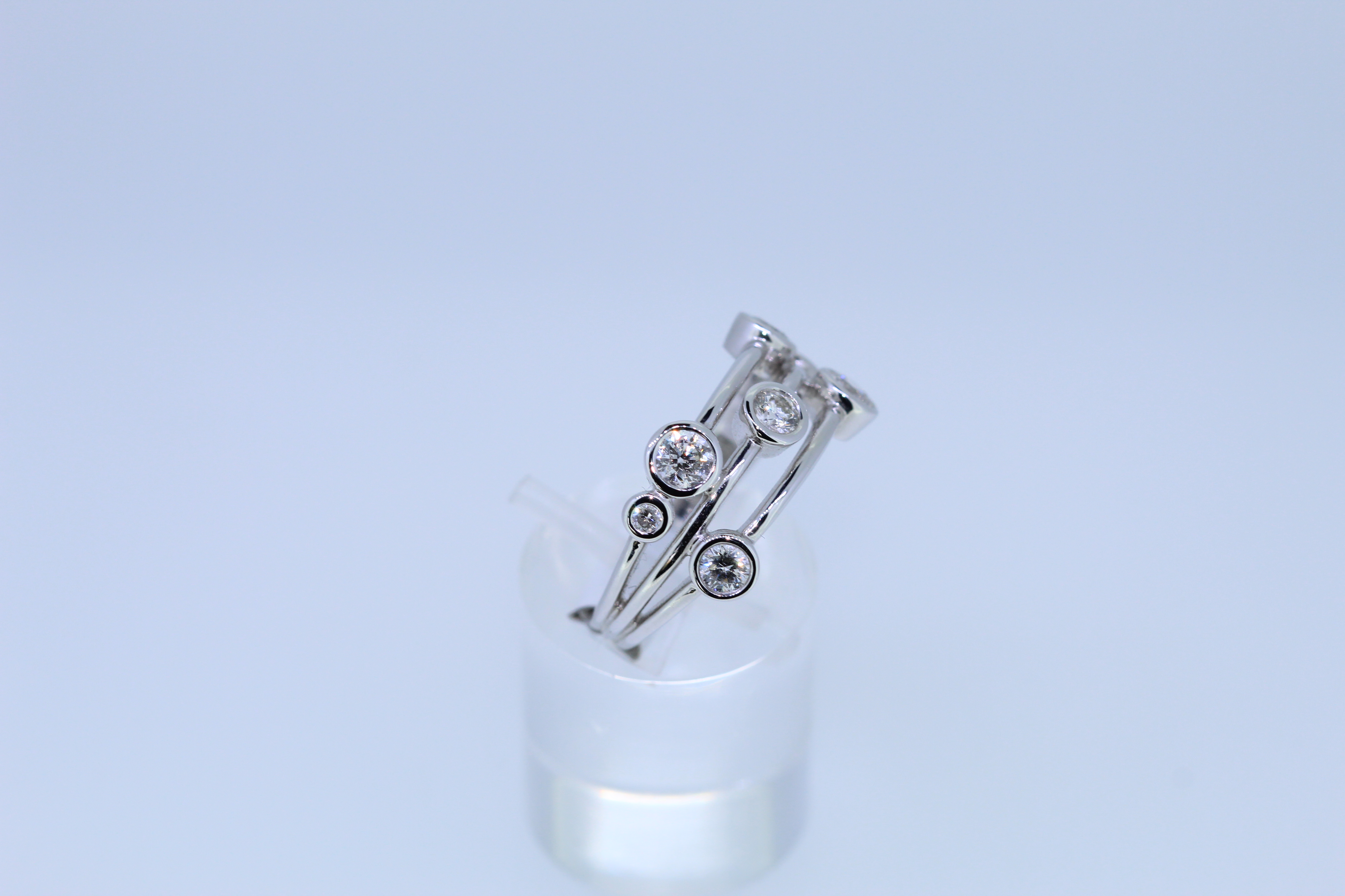 18ct White Gold Diamond Bubble Ring - Image 2 of 5