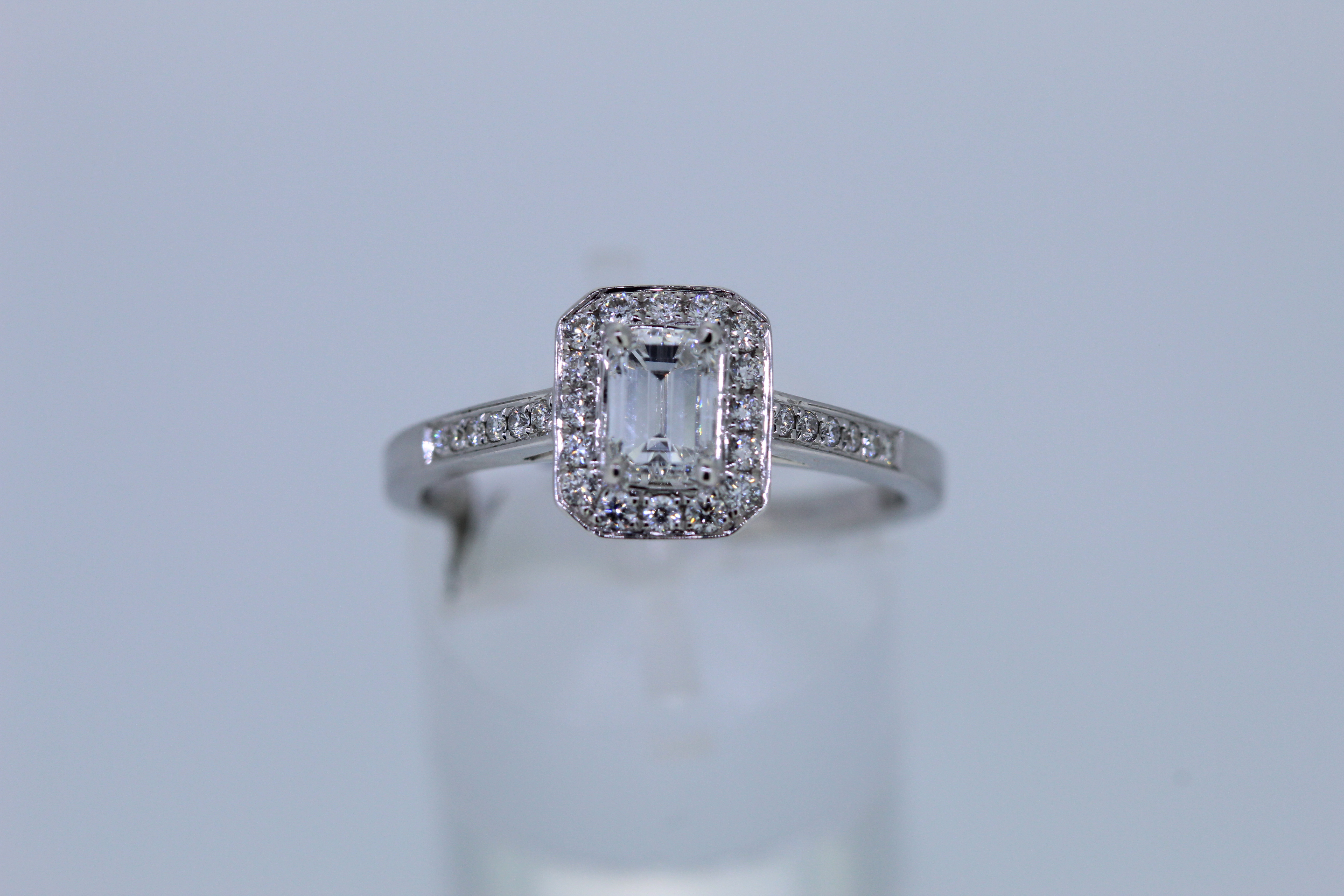 18ct Hallmark White Gold Emerald Cut Diamond Set Ring - Image 3 of 6