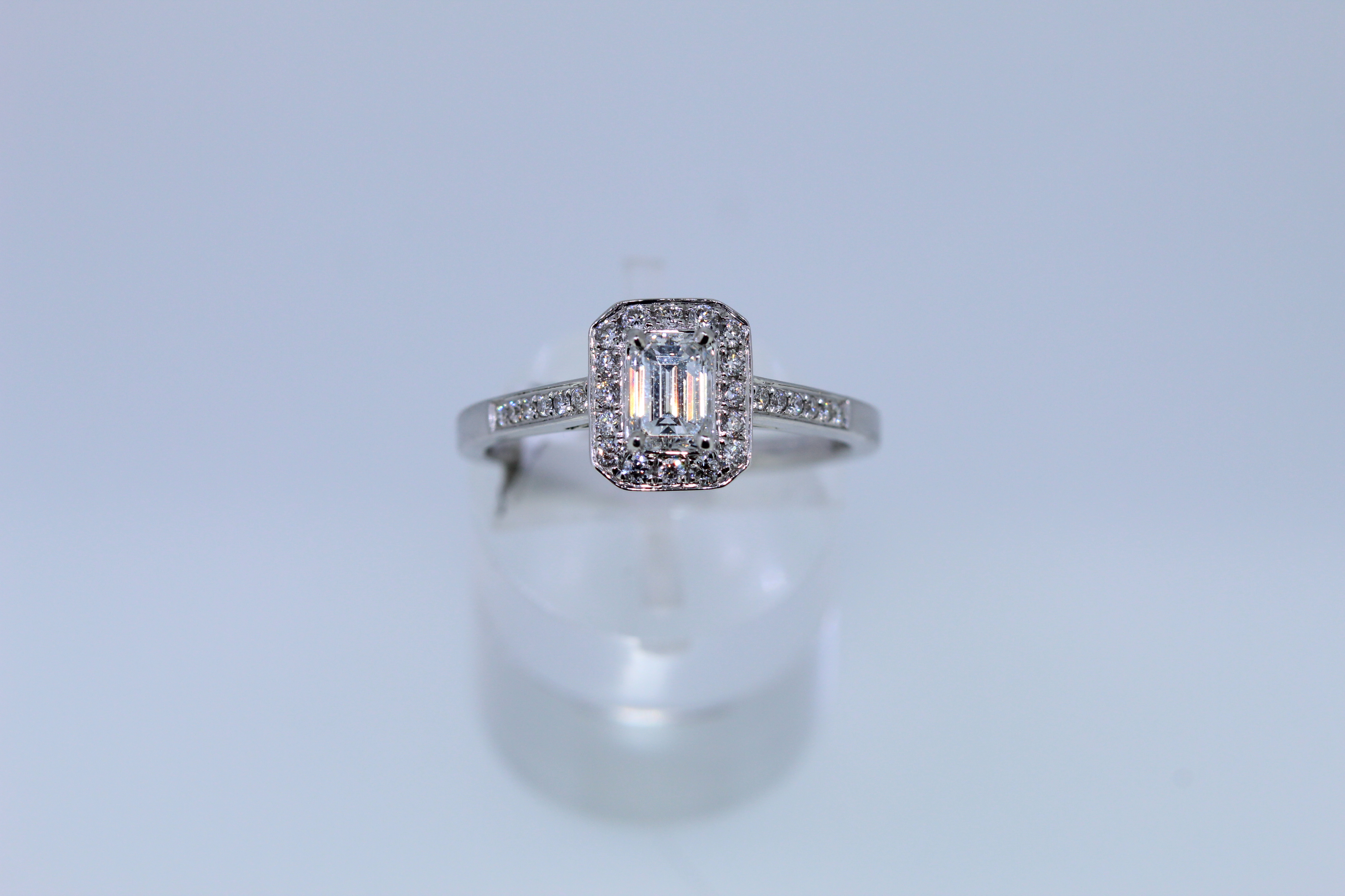 18ct Hallmark White Gold Emerald Cut Diamond Set Ring - Image 2 of 6