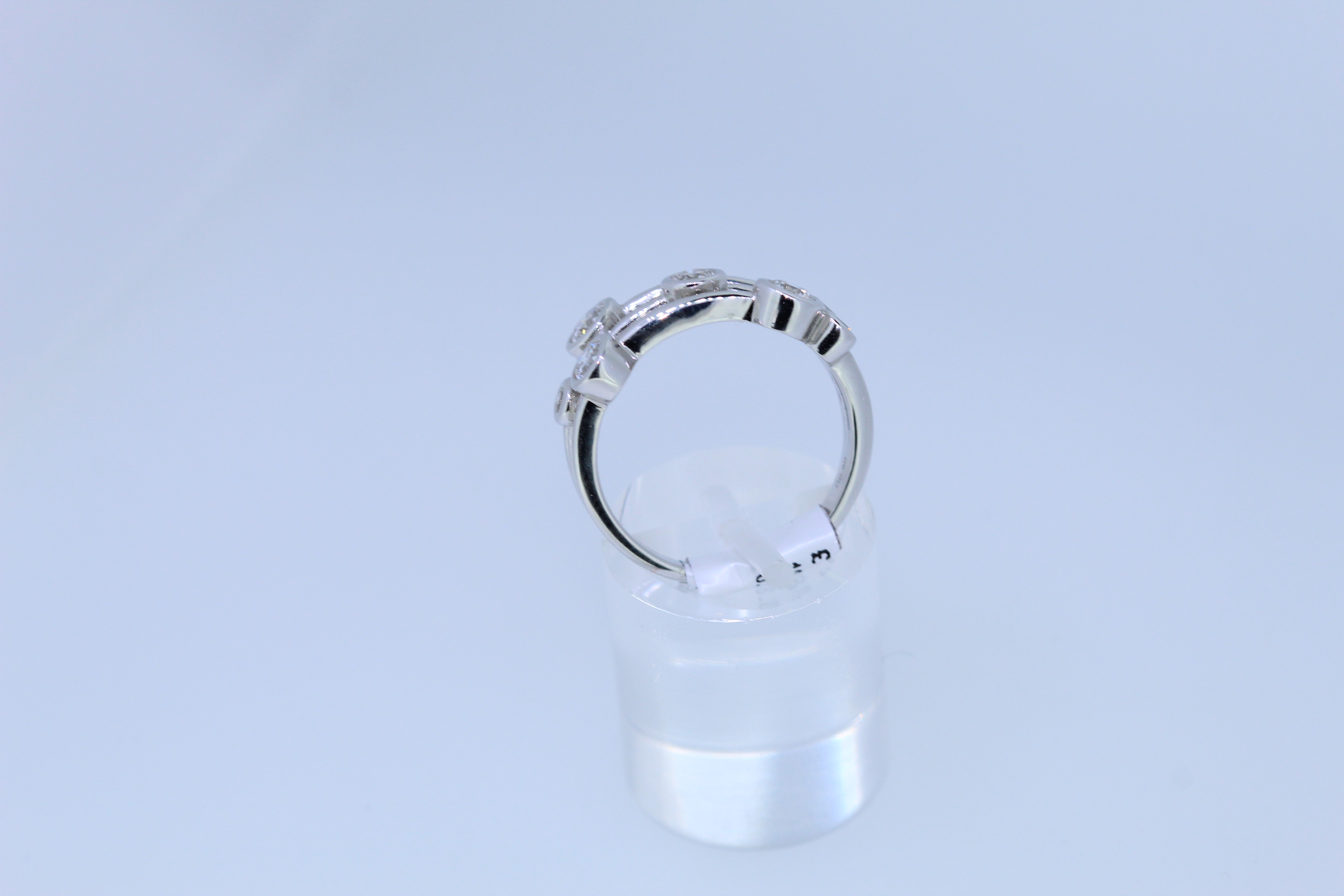 18ct White Gold Diamond Bubble Ring - Image 4 of 5