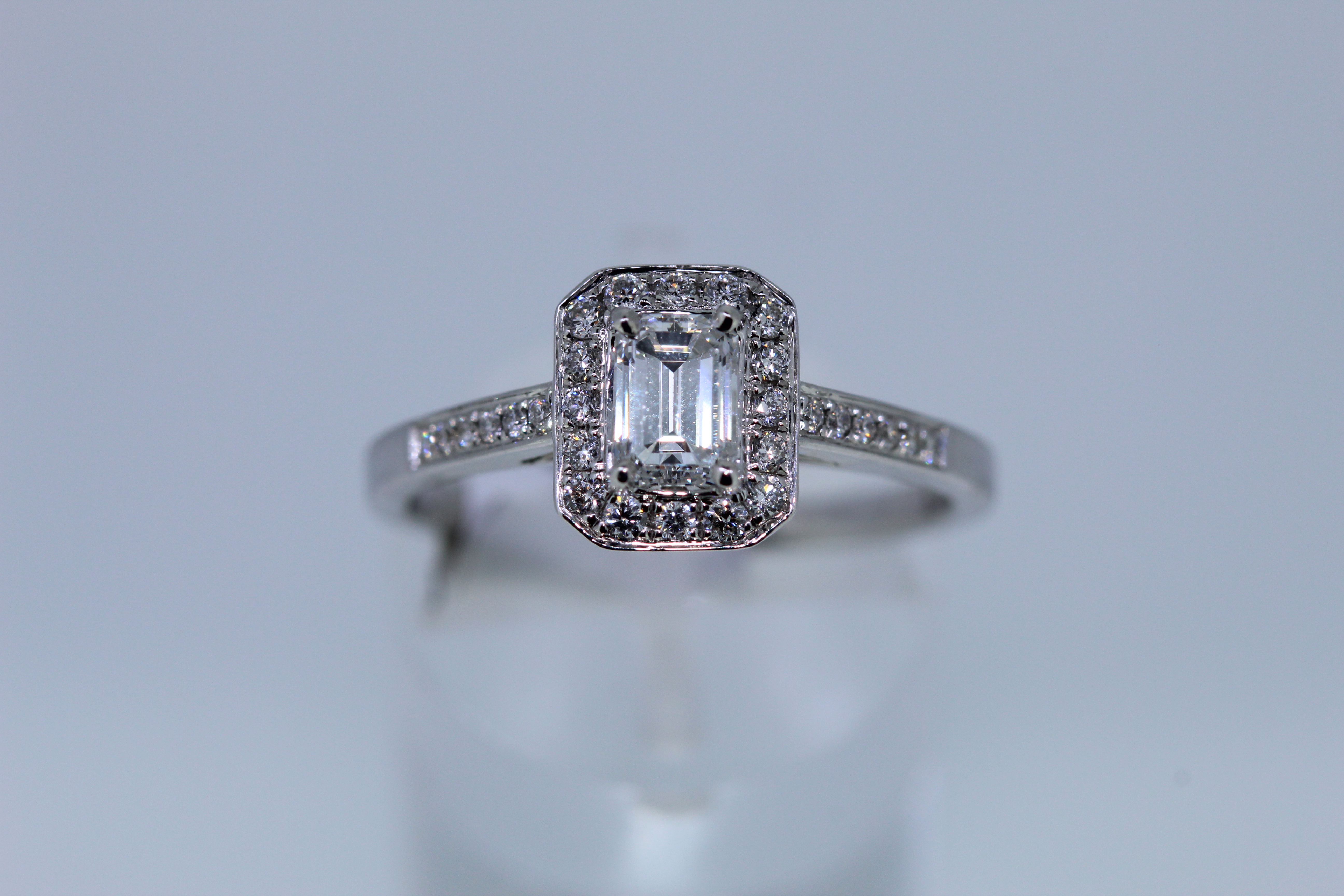 18ct Hallmark White Gold Emerald Cut Diamond Set Ring