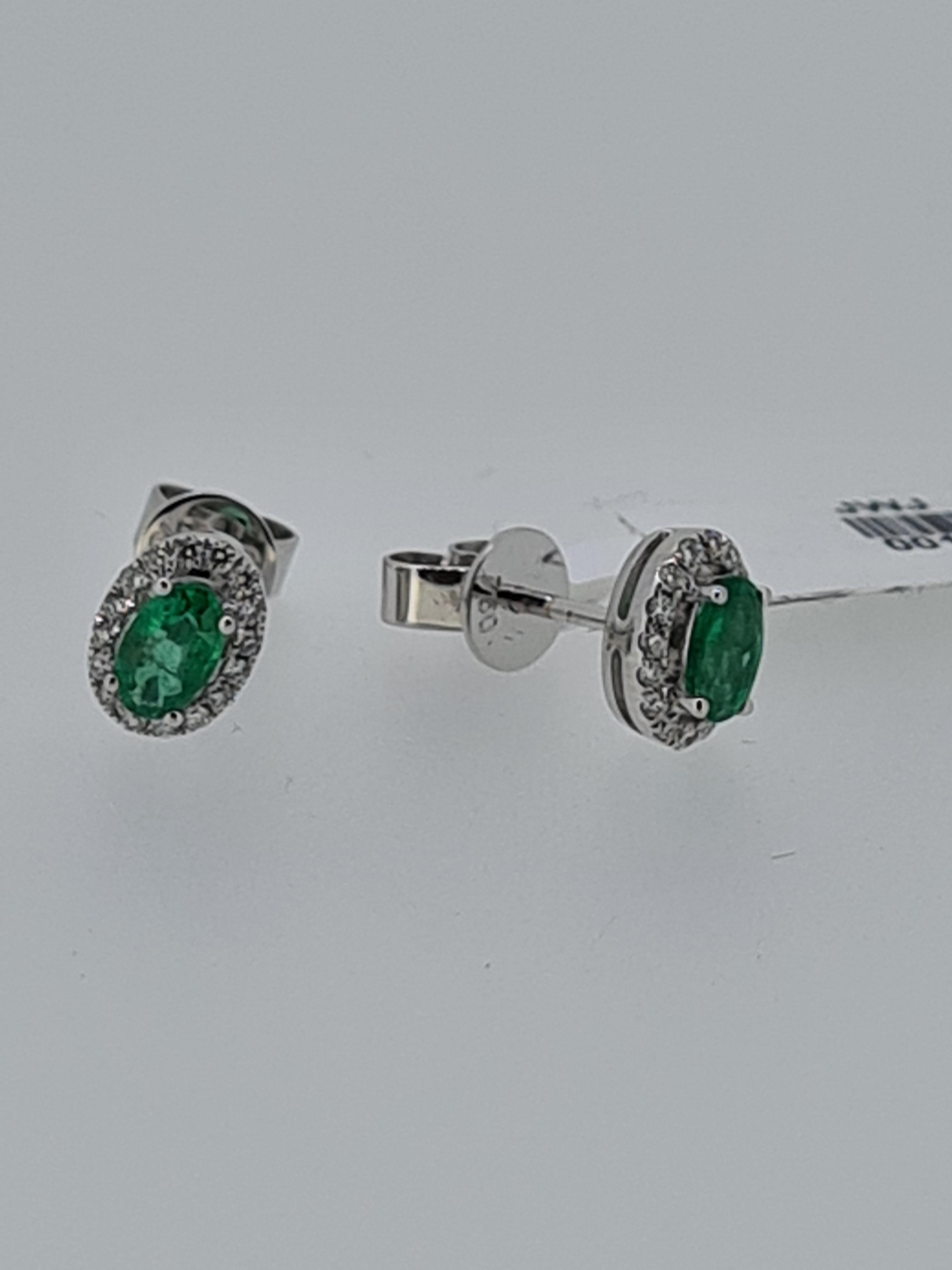18ct white gold emerald and diamond stud earrings - Image 3 of 3
