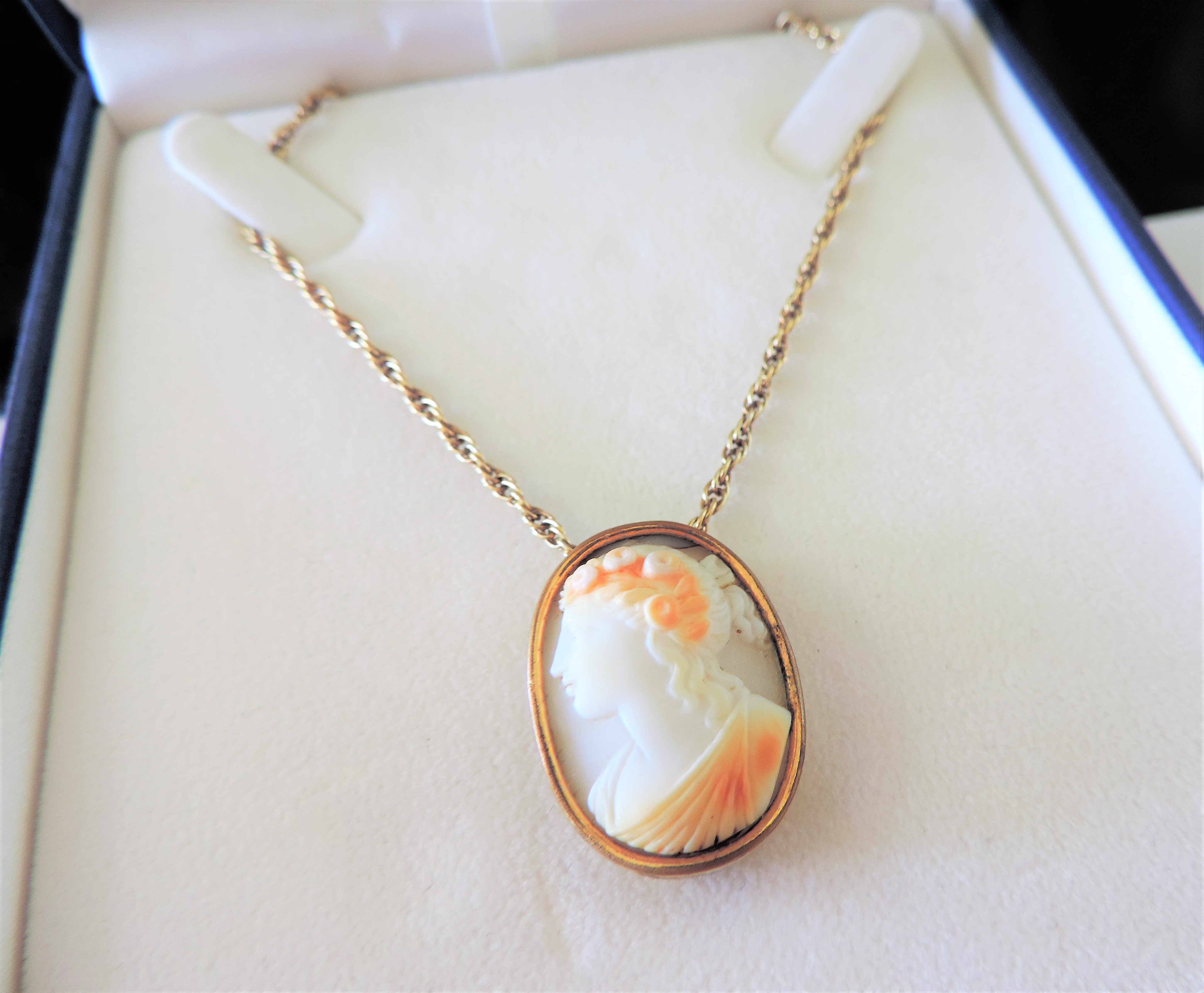 Antique Cameo Pendant Necklace Gold on Silver Chain - Image 3 of 3