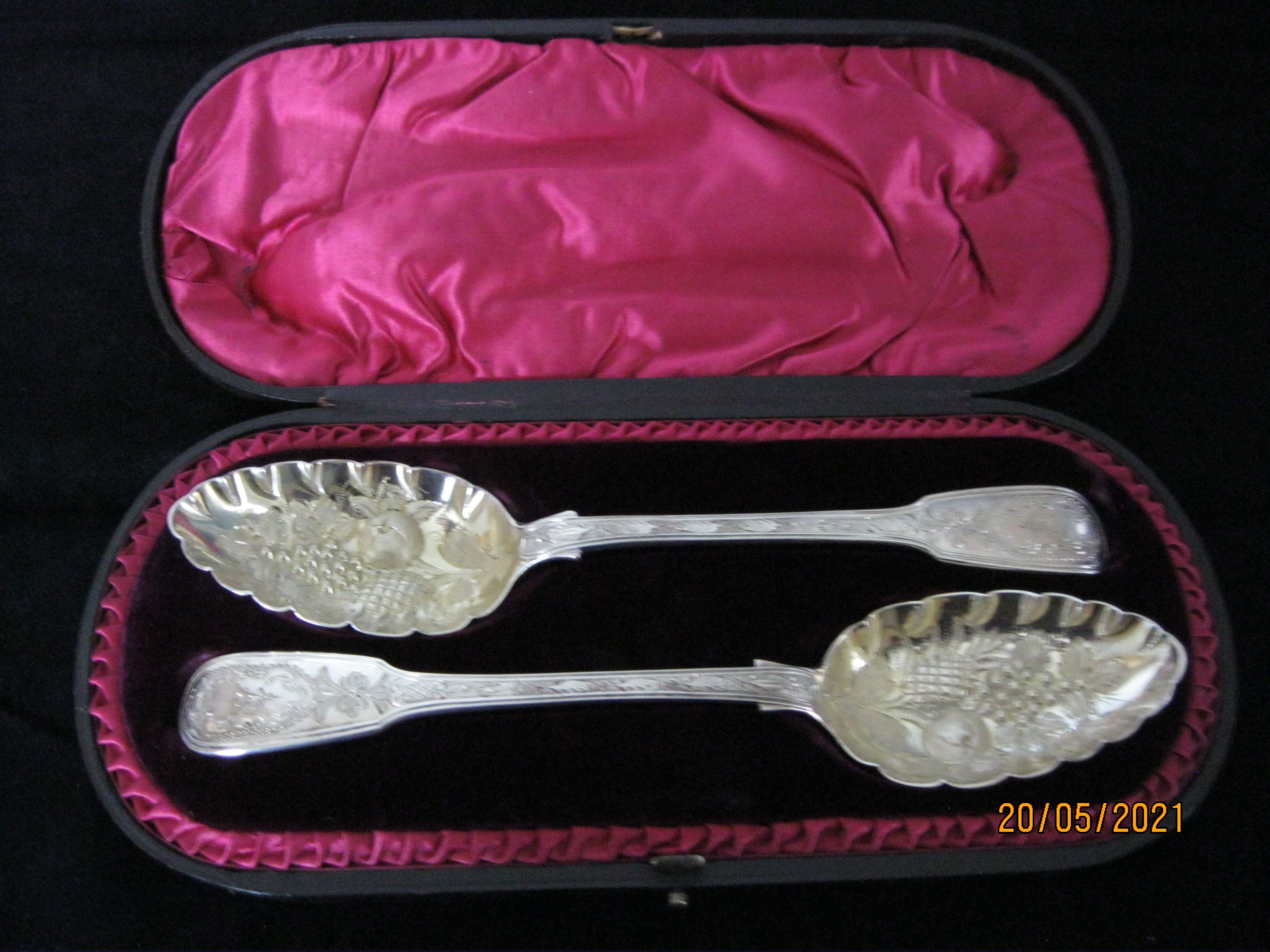 Pair Of Antique Victorian Silver & Gilt Berry Spoons In Case 1845 - Image 8 of 9