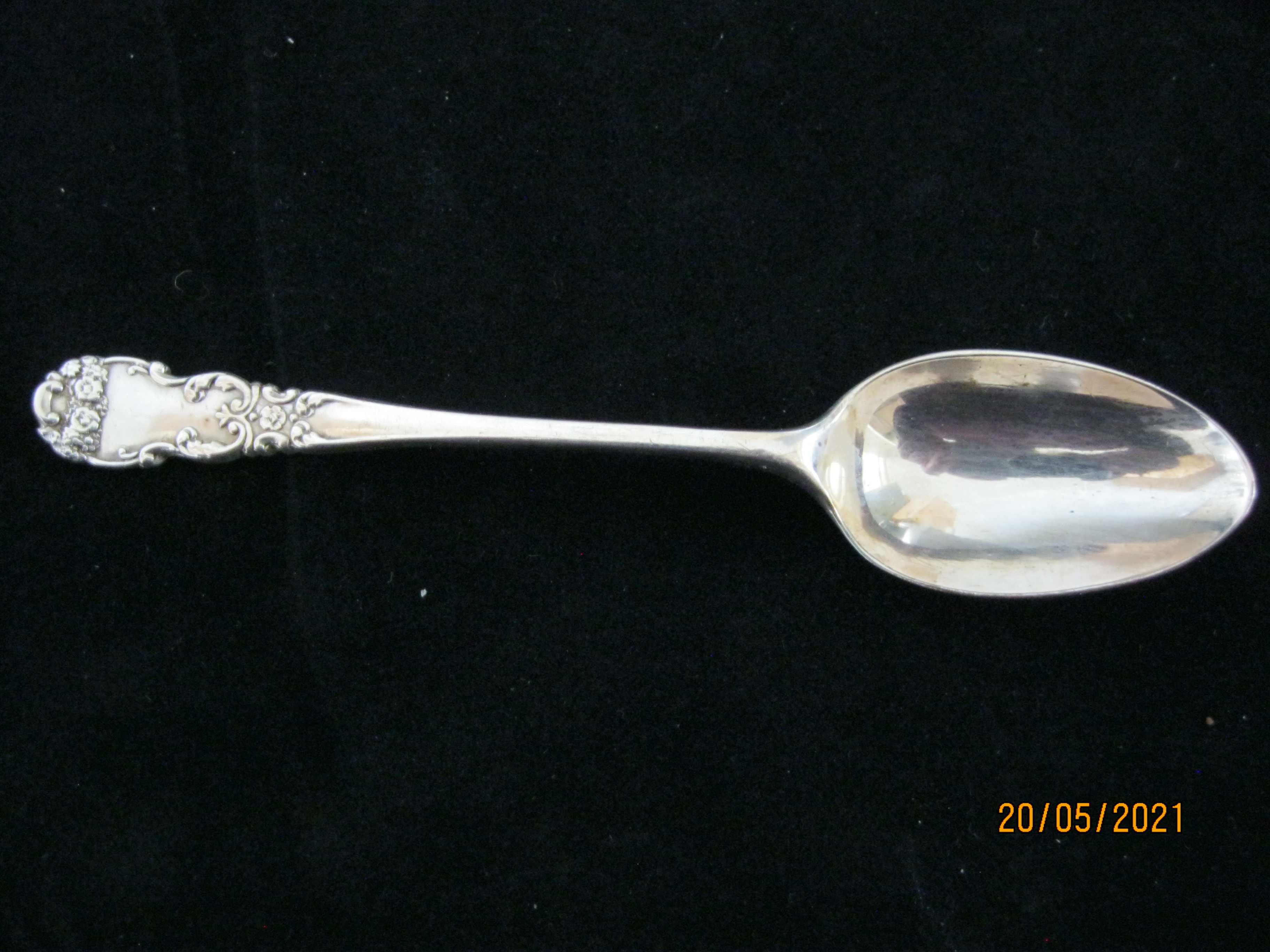 Antique Cased Set Of Twelve Sterling Silver Teaspoons & pair Of sugar nips 1901. - Image 7 of 10