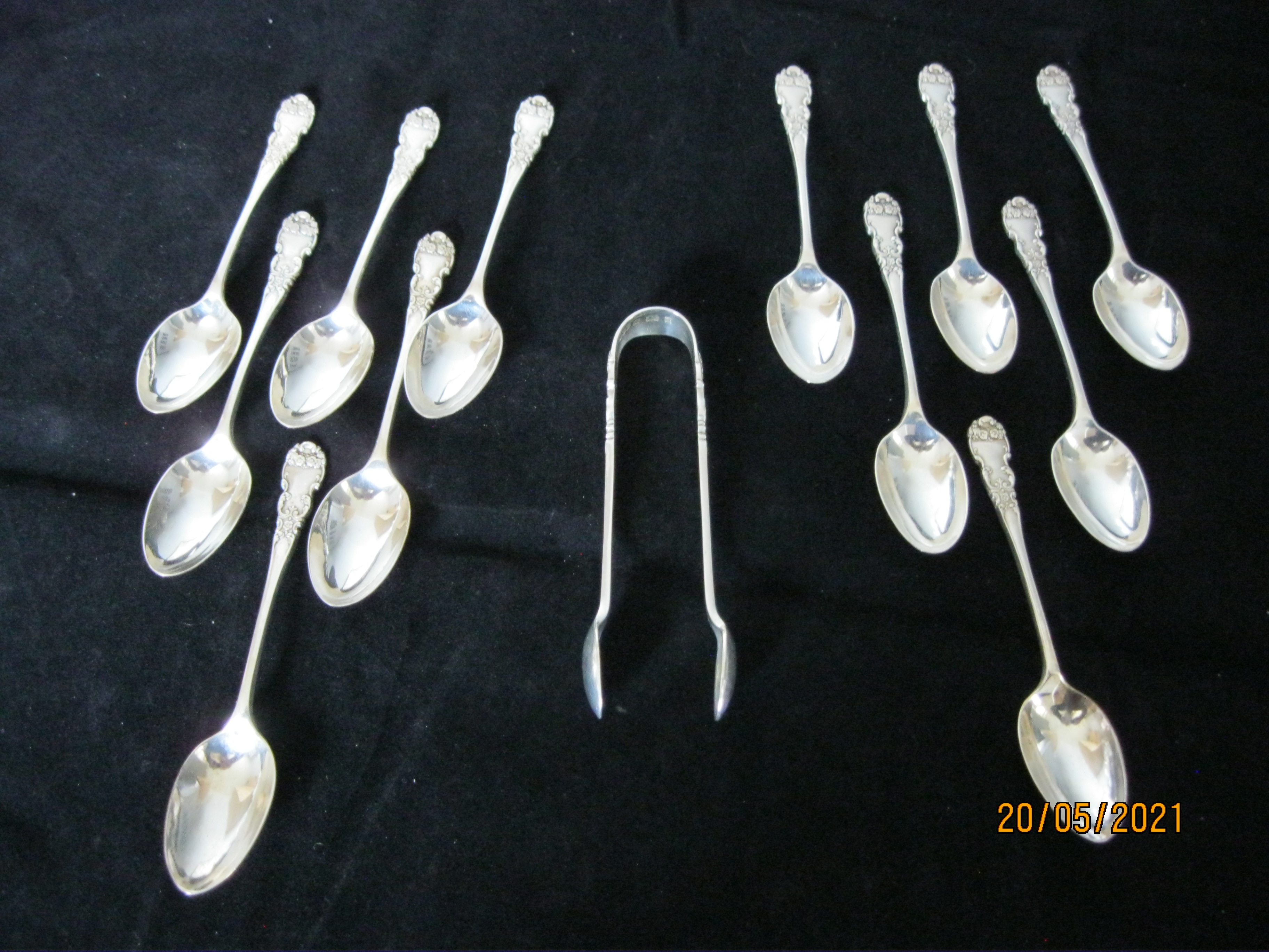 Antique Cased Set Of Twelve Sterling Silver Teaspoons & pair Of sugar nips 1901. - Image 3 of 10