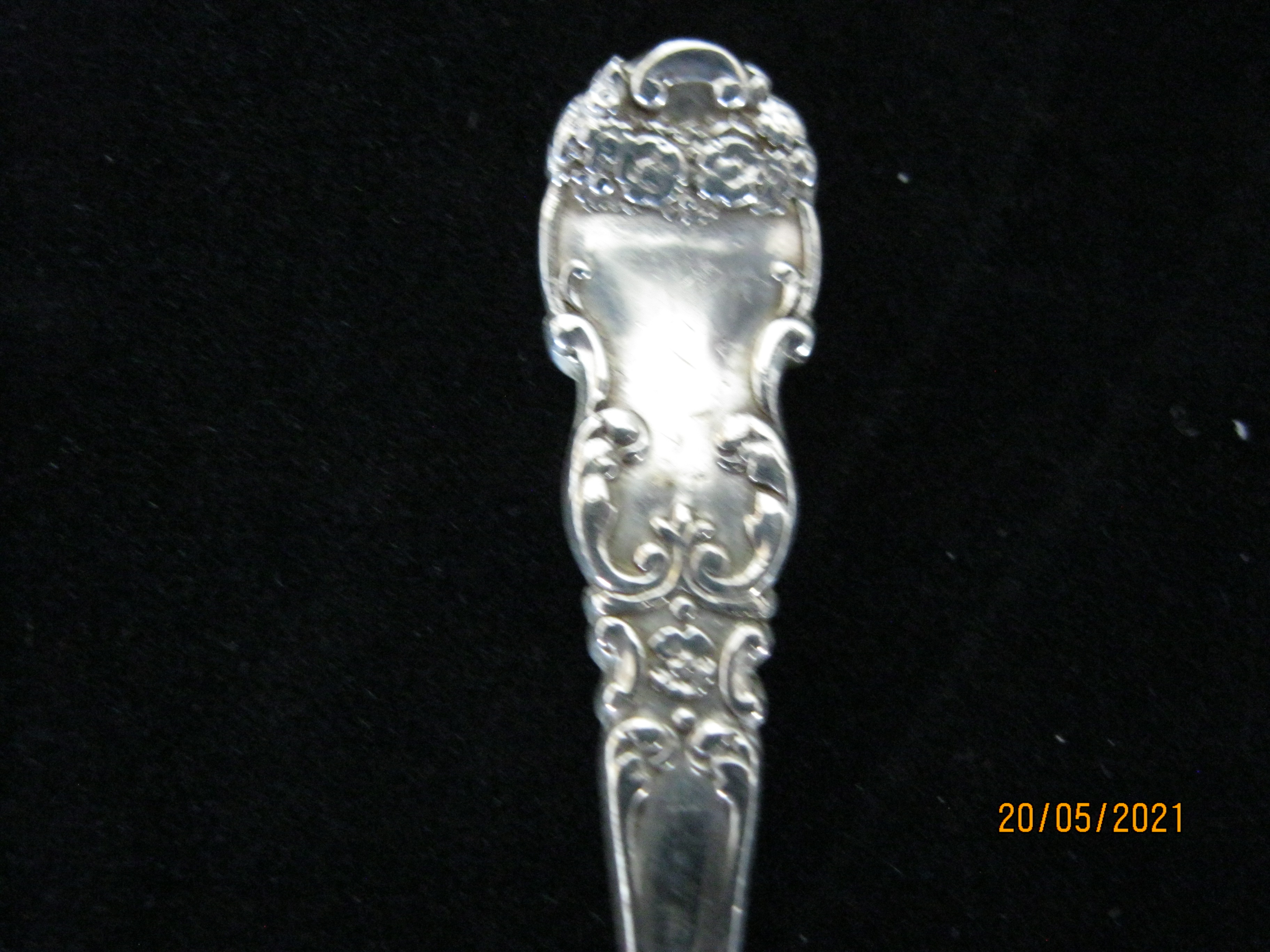 Antique Cased Set Of Twelve Sterling Silver Teaspoons & pair Of sugar nips 1901. - Image 8 of 10