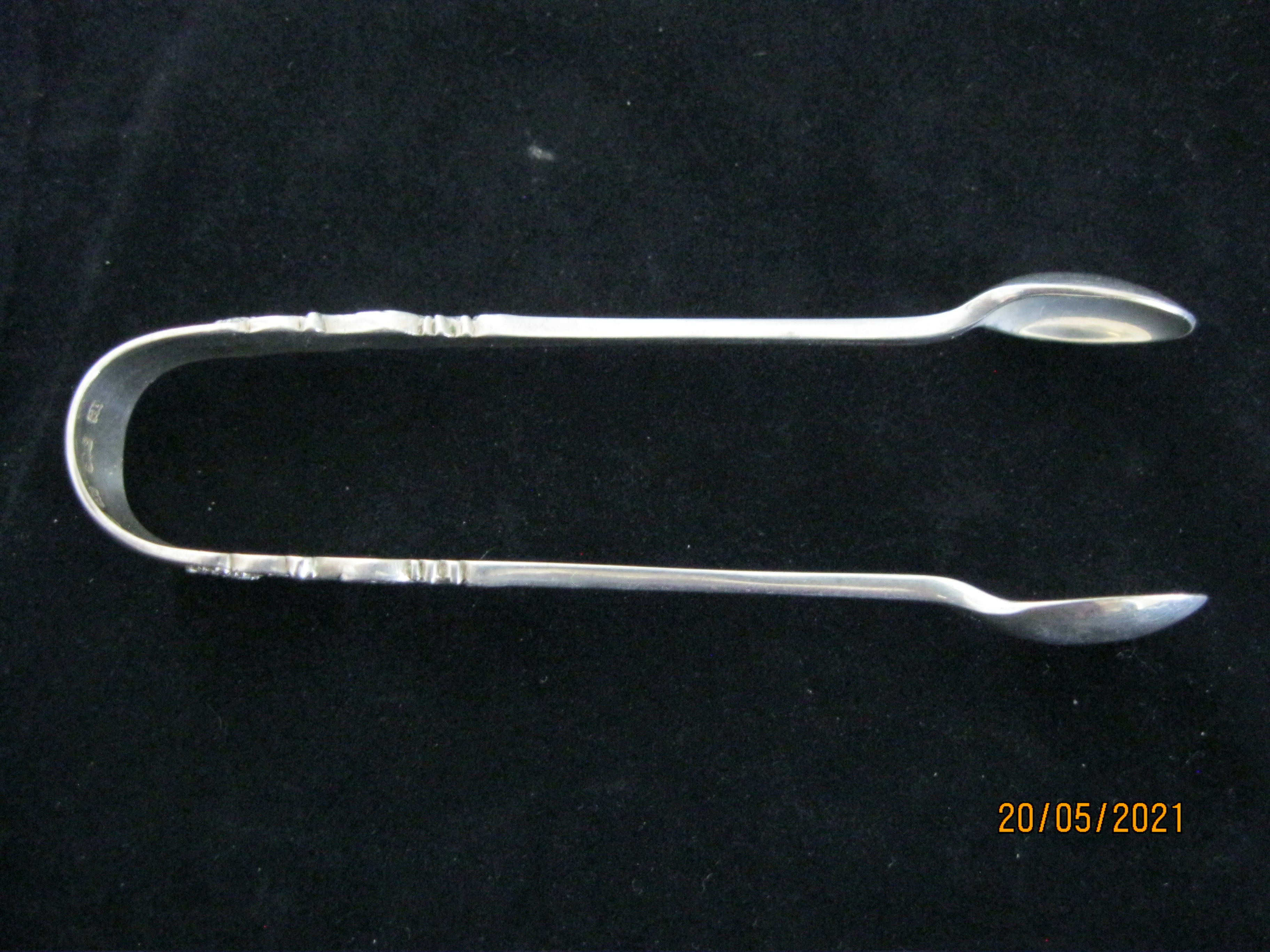 Antique Cased Set Of Twelve Sterling Silver Teaspoons & pair Of sugar nips 1901. - Image 4 of 10